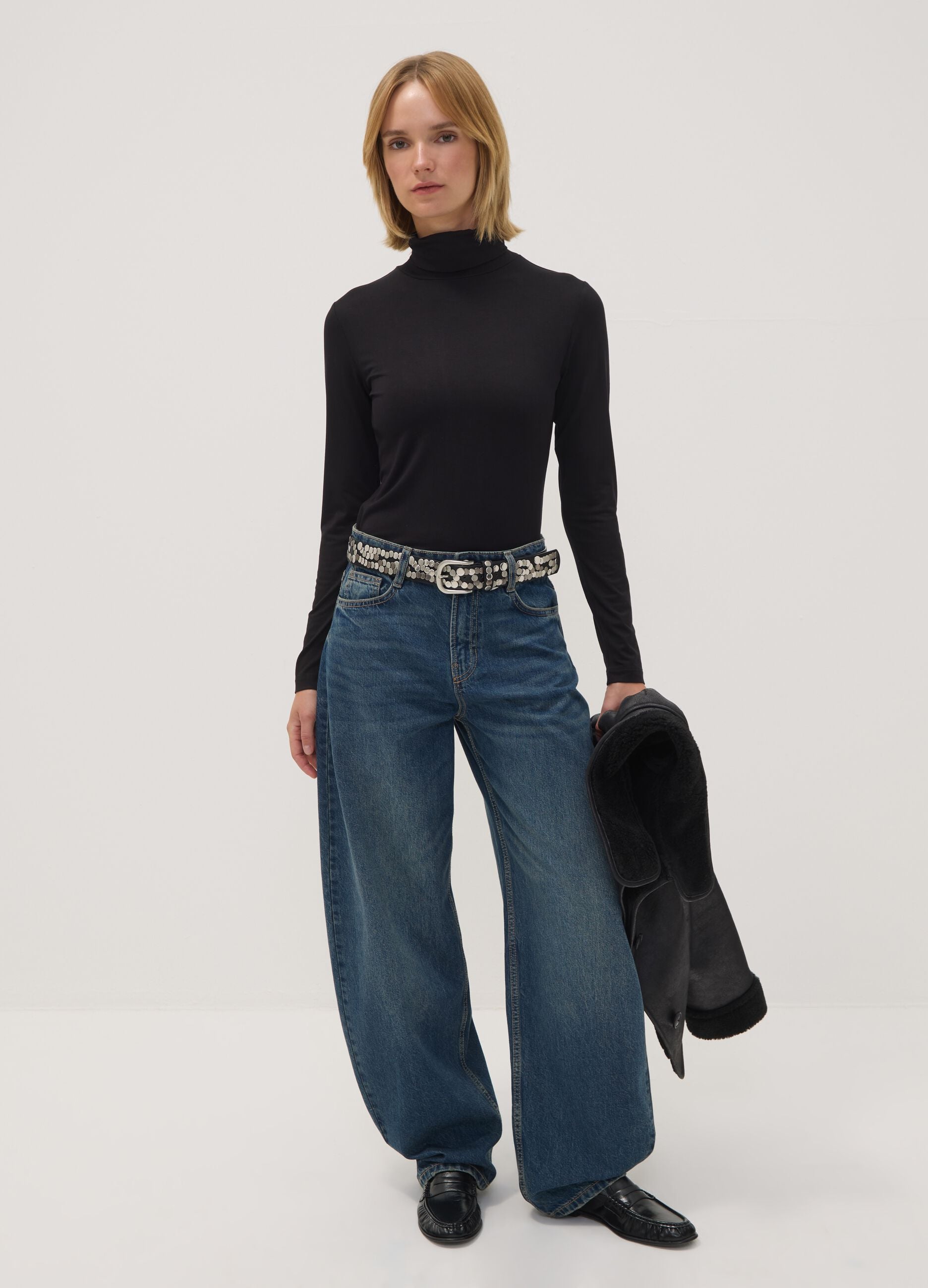 Black stretch viscose top with raised neckline, regular fit