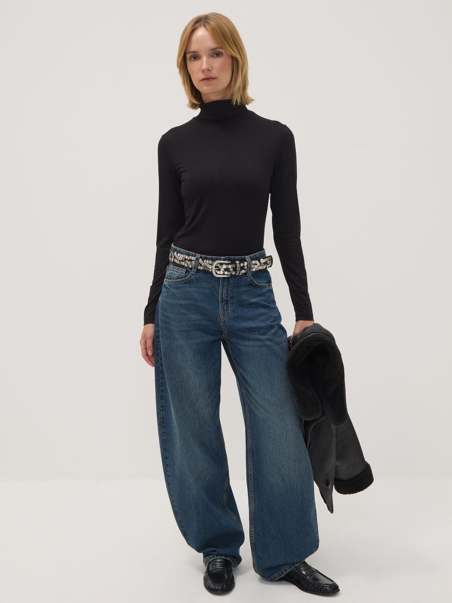 Maglia nera in viscosa elasticizzata con colletto rialzato regular fit_1