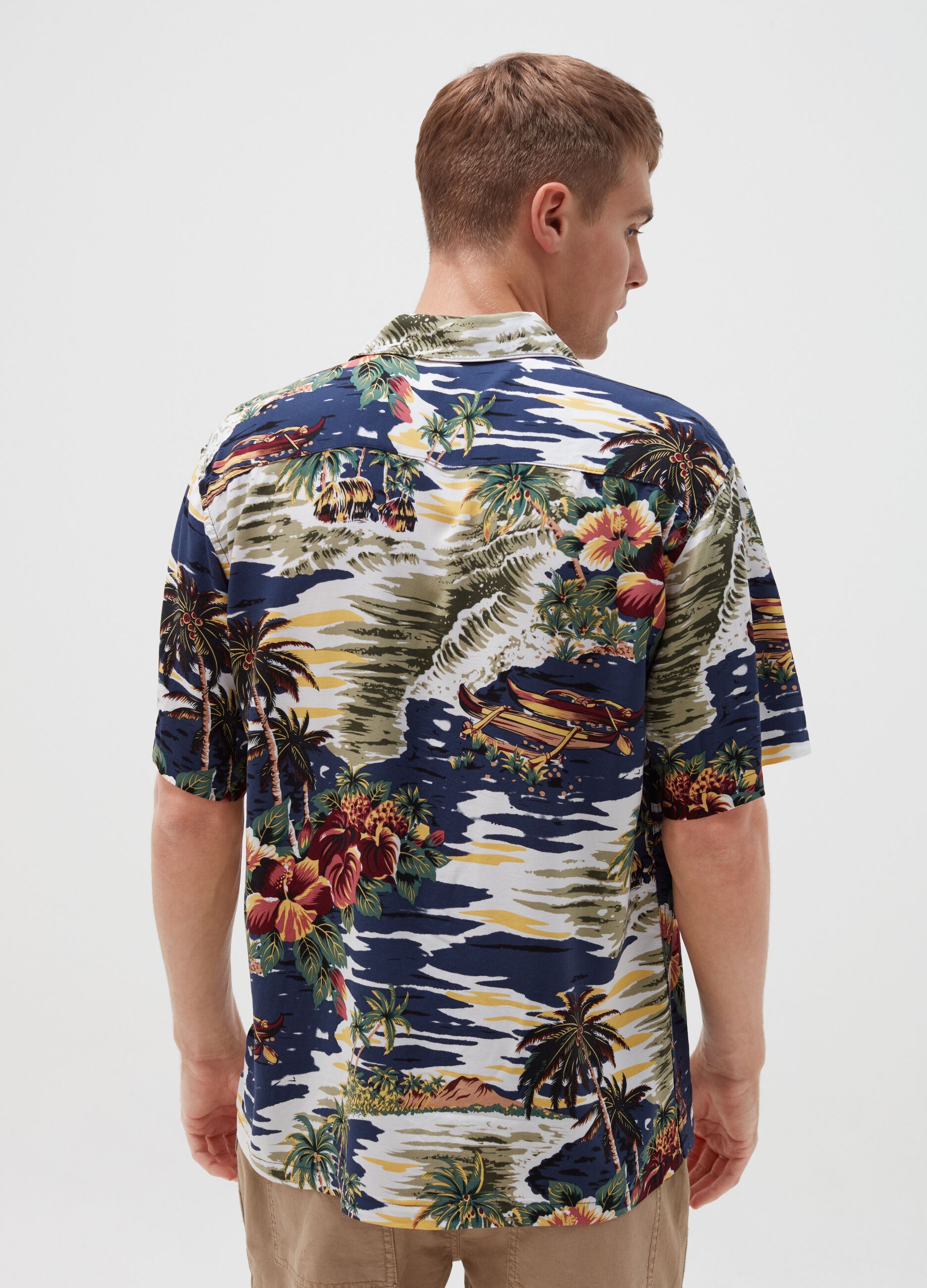 Camicia a maniche corte con fantasia hawaiana_2