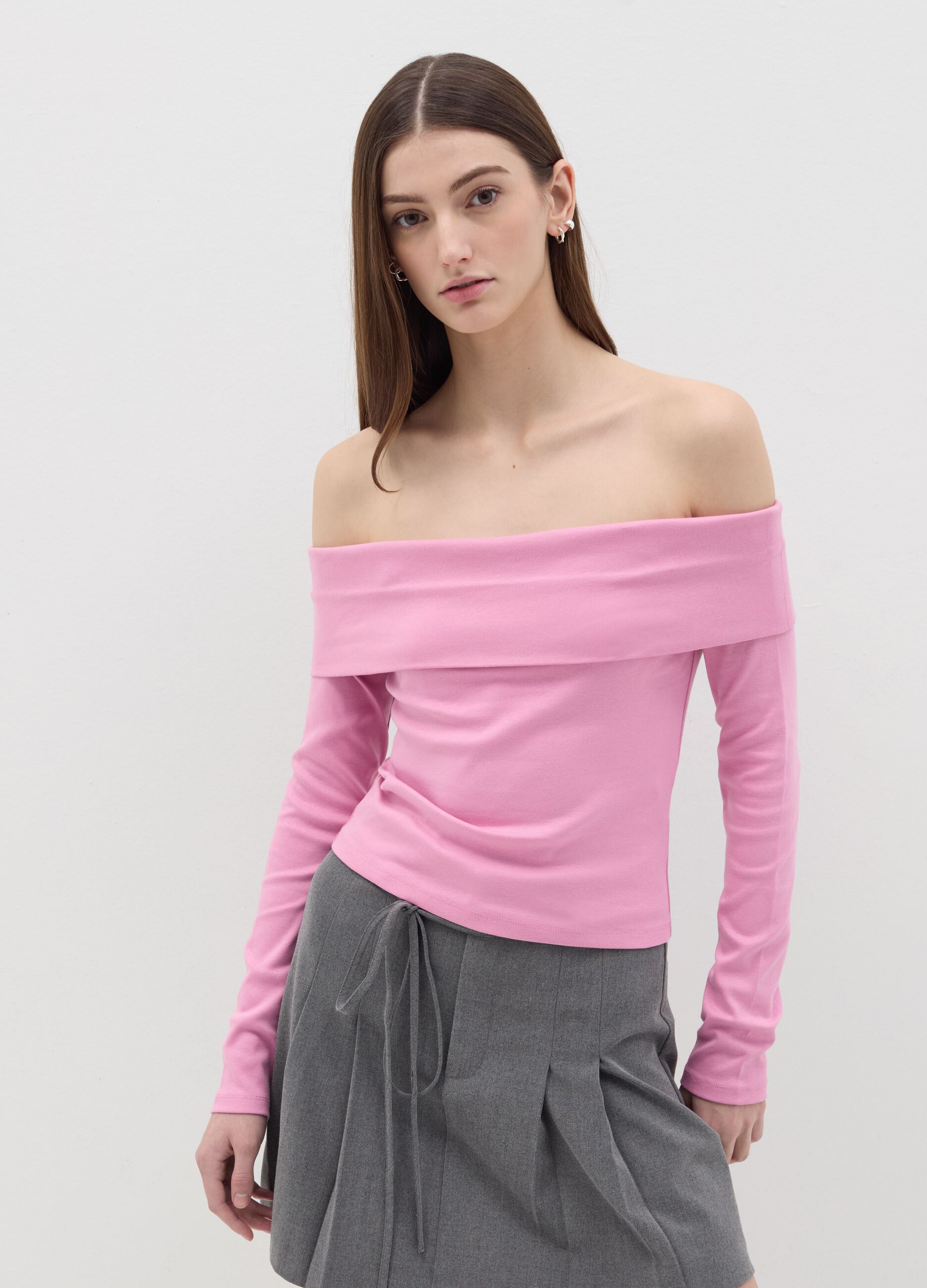 T-shirt con spalle scoperte