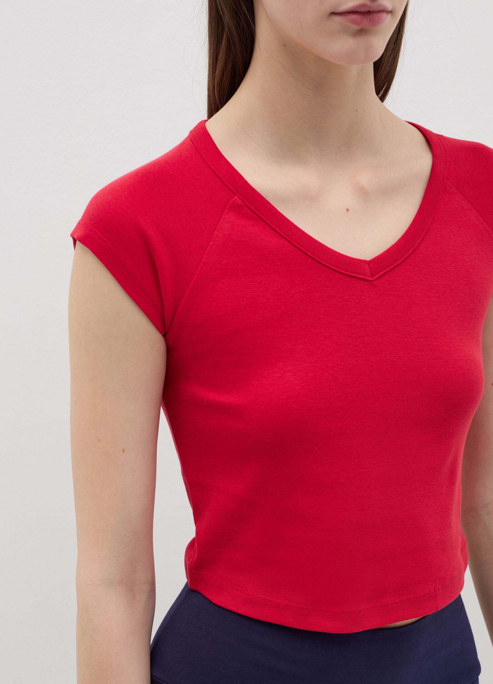 Solid colour T-shirt with V neck