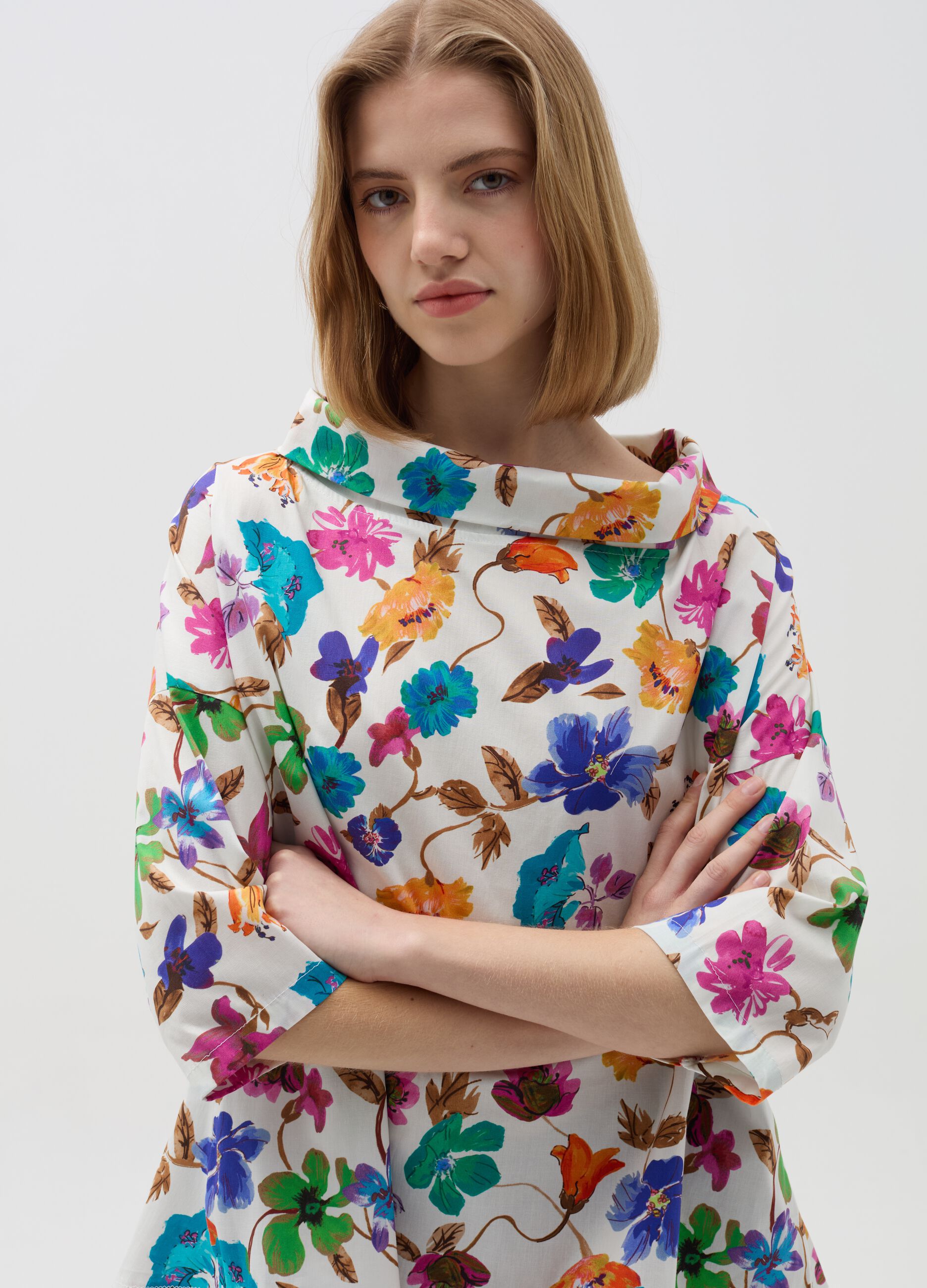 Blouse with folded collar and flowers print