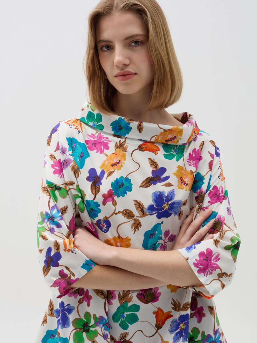 Blouse with folded collar and flowers print_1