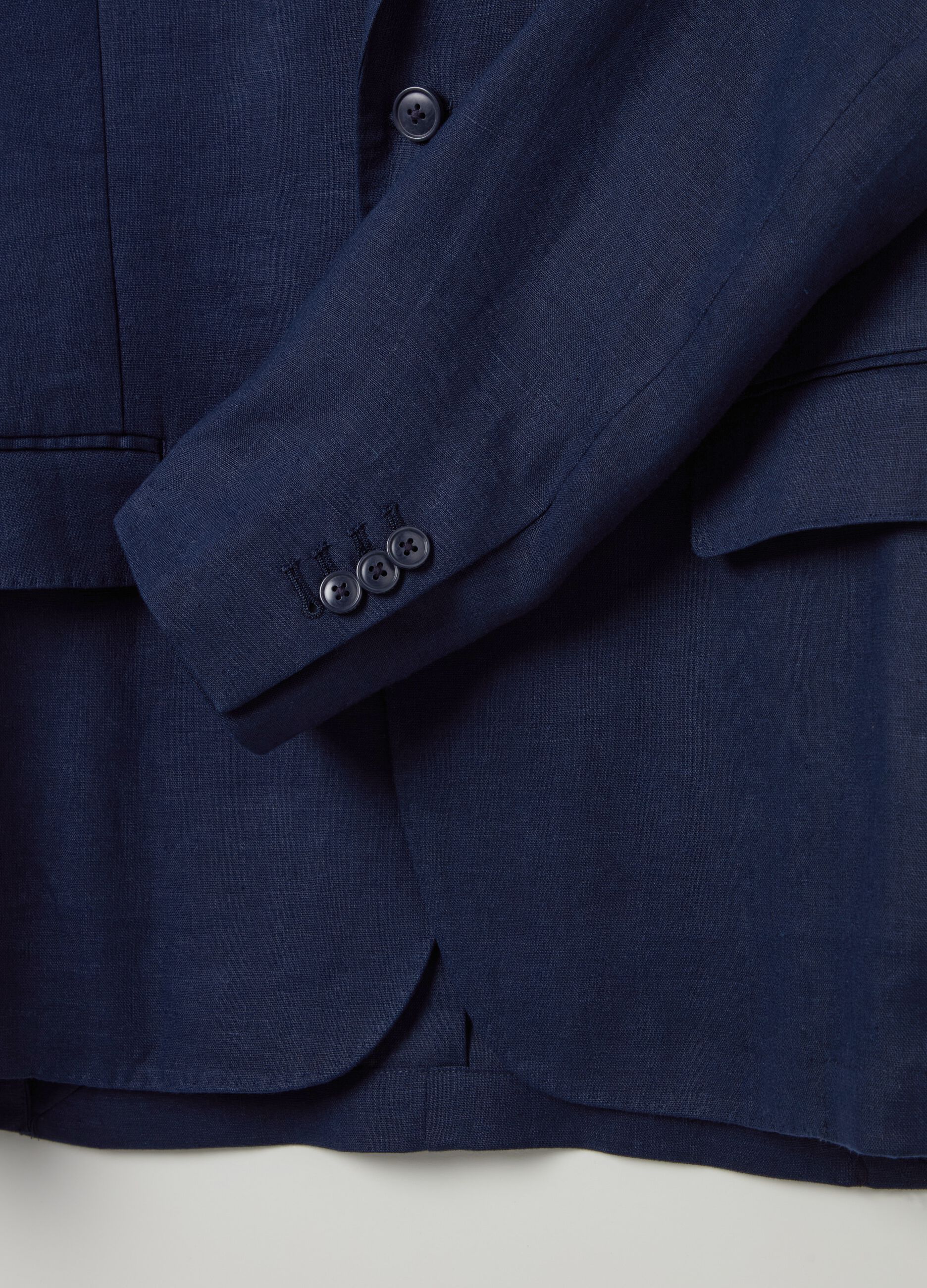 Contemporary single-breasted blazer in linen