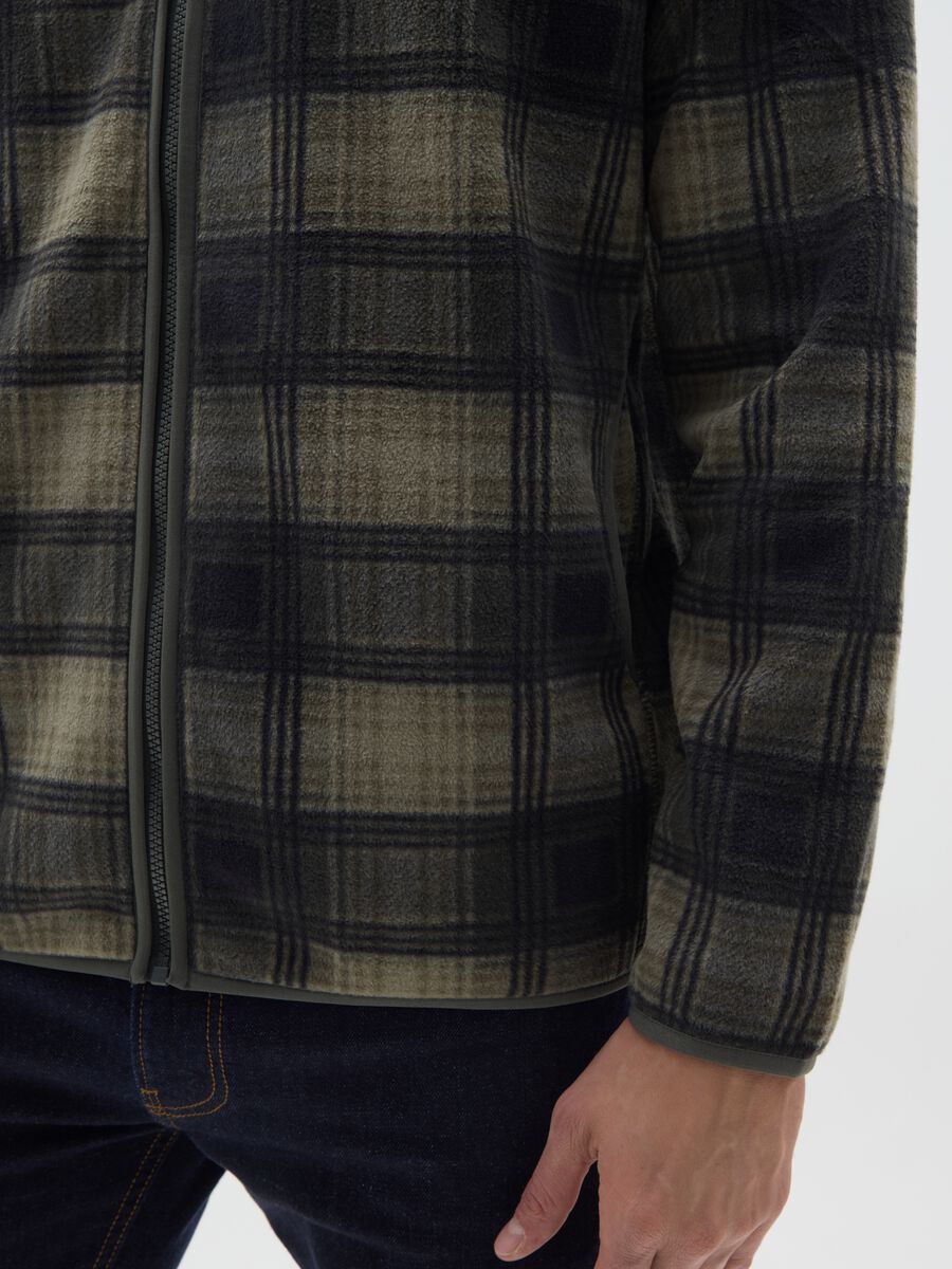 Felpa a collo alto con quadri multicolor regular fit in pile con zip_3