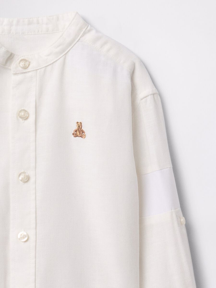 White linen and cotton shirt with teddy bear embroidery_2
