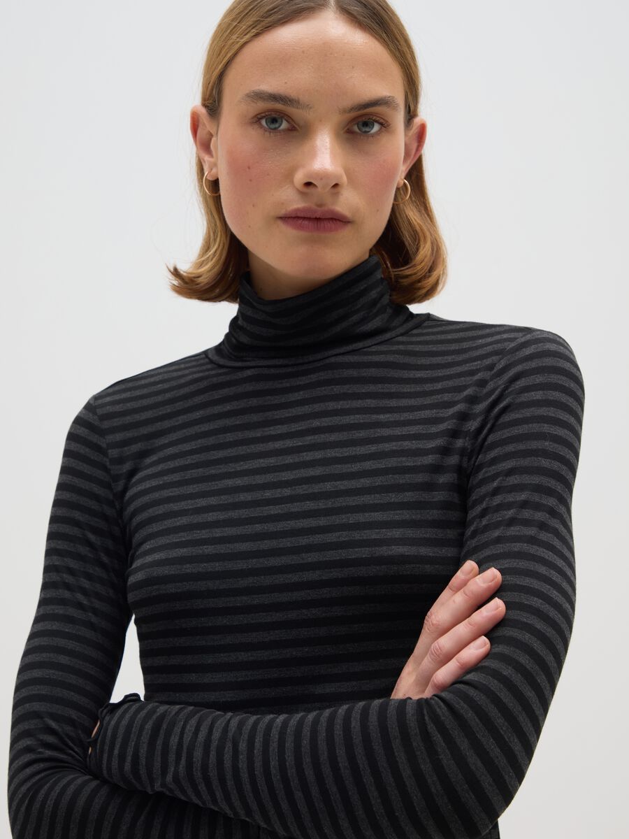 Black long-sleeve T-shirt with grey stripes and regular fit_3