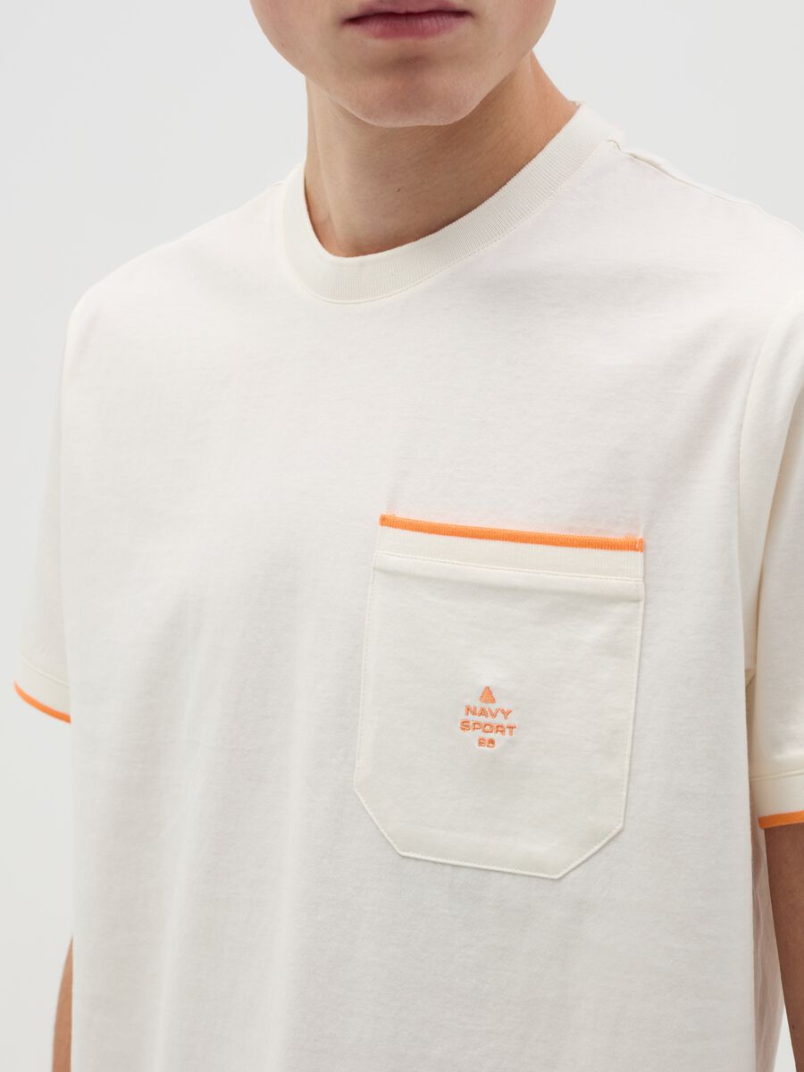T-shirt with pocket and logo embroidery_3