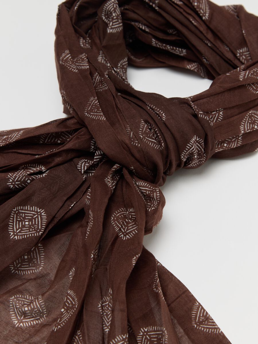 Brown cotton scarf with geometric motifs_1