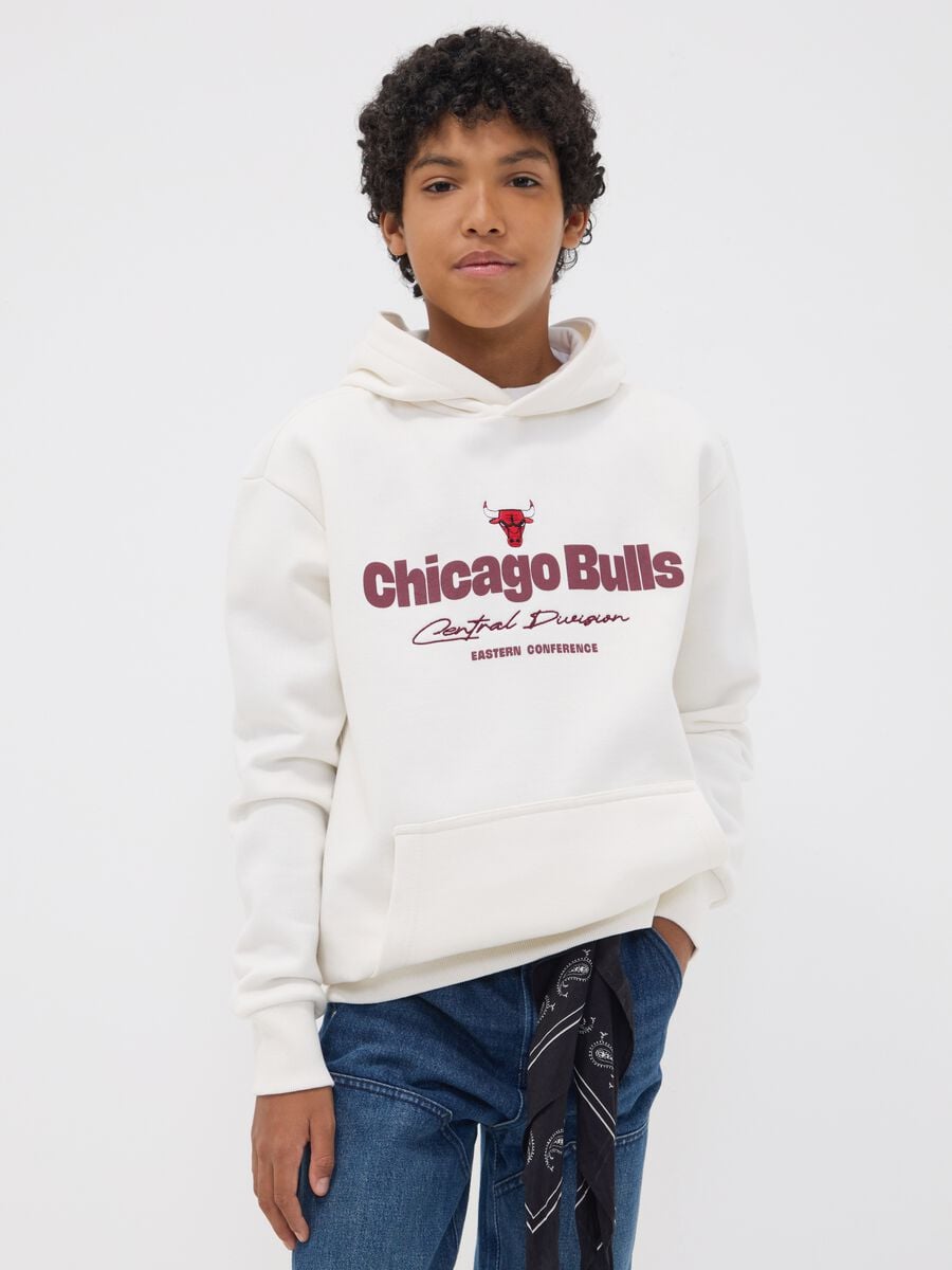 Felpa bianca con cappuccio in misto cotone e logo Chicago Bulls_1