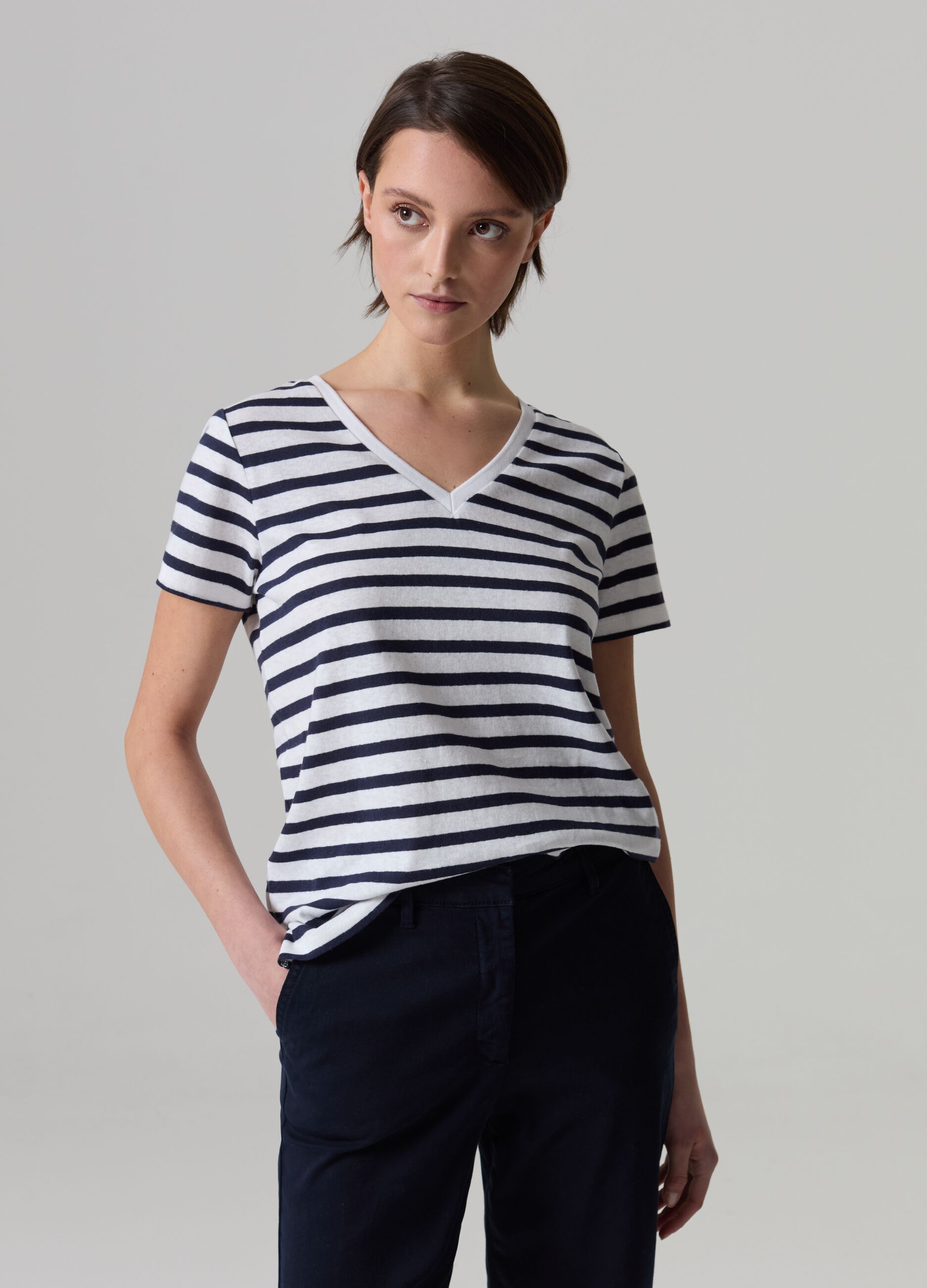 T-shirt in lino e cotone a righe scollo a V