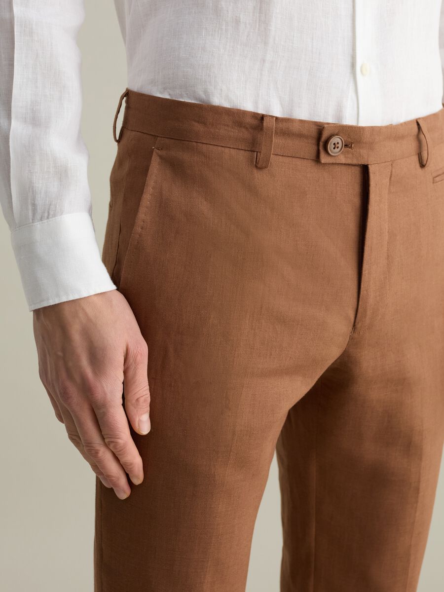 Contemporary slim-fit trousers in linen_3