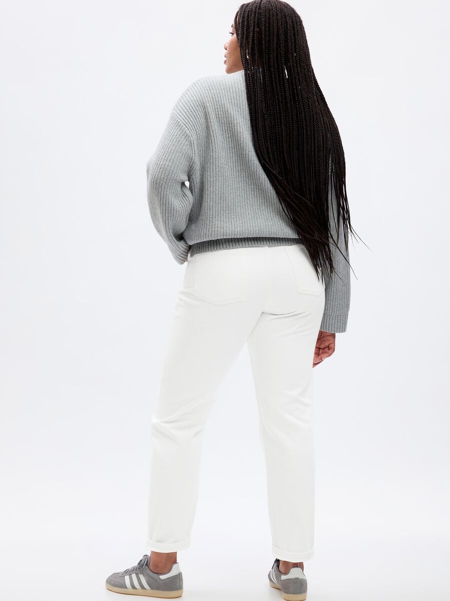 Girlfriend-fit jeans with mid-rise waist_3