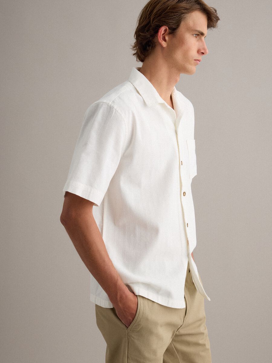 Camicia in puro cotone bianca regular fit con righe e taschino_0