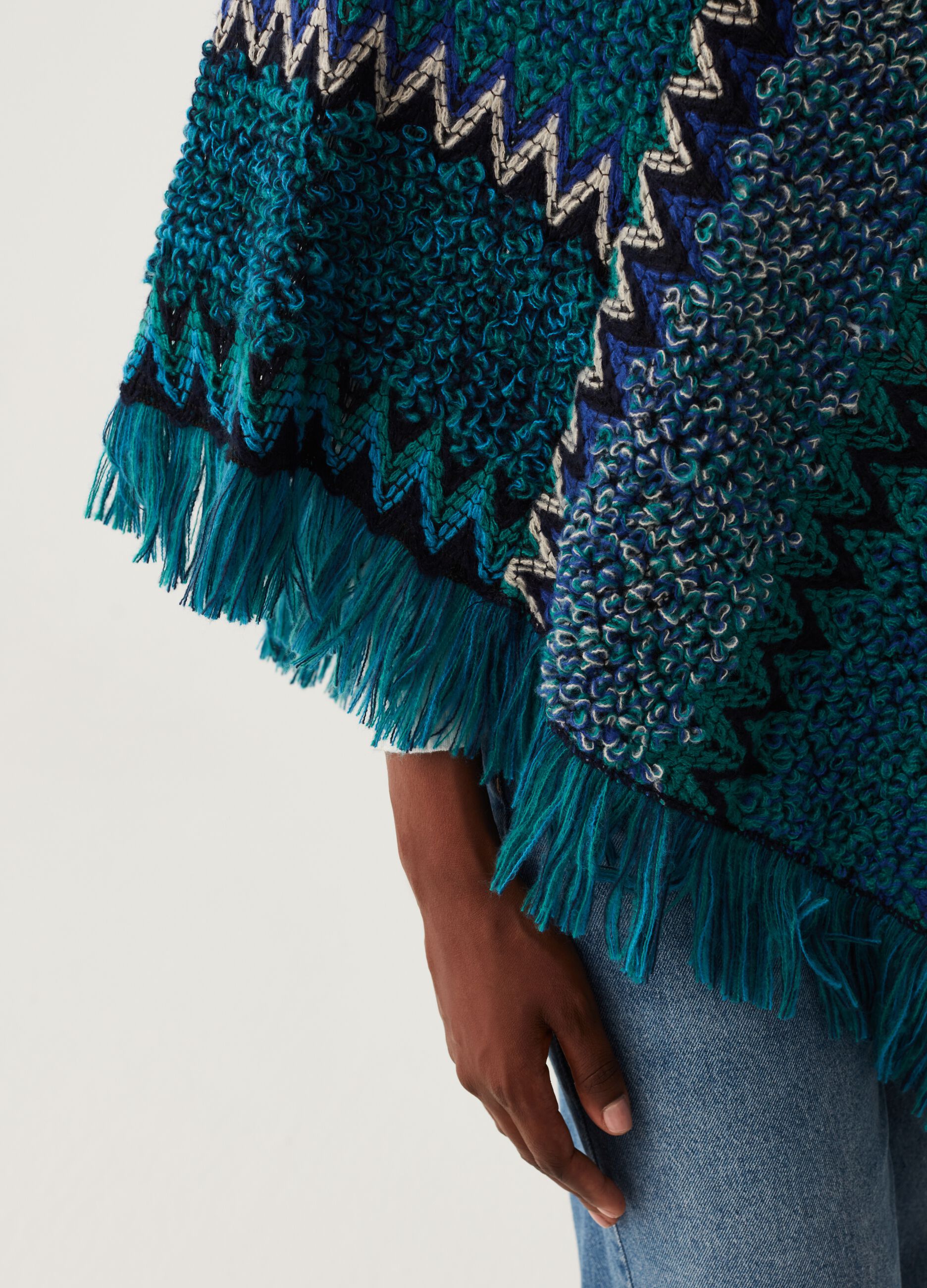 Poncho effetto boucle con motivo etnico_3