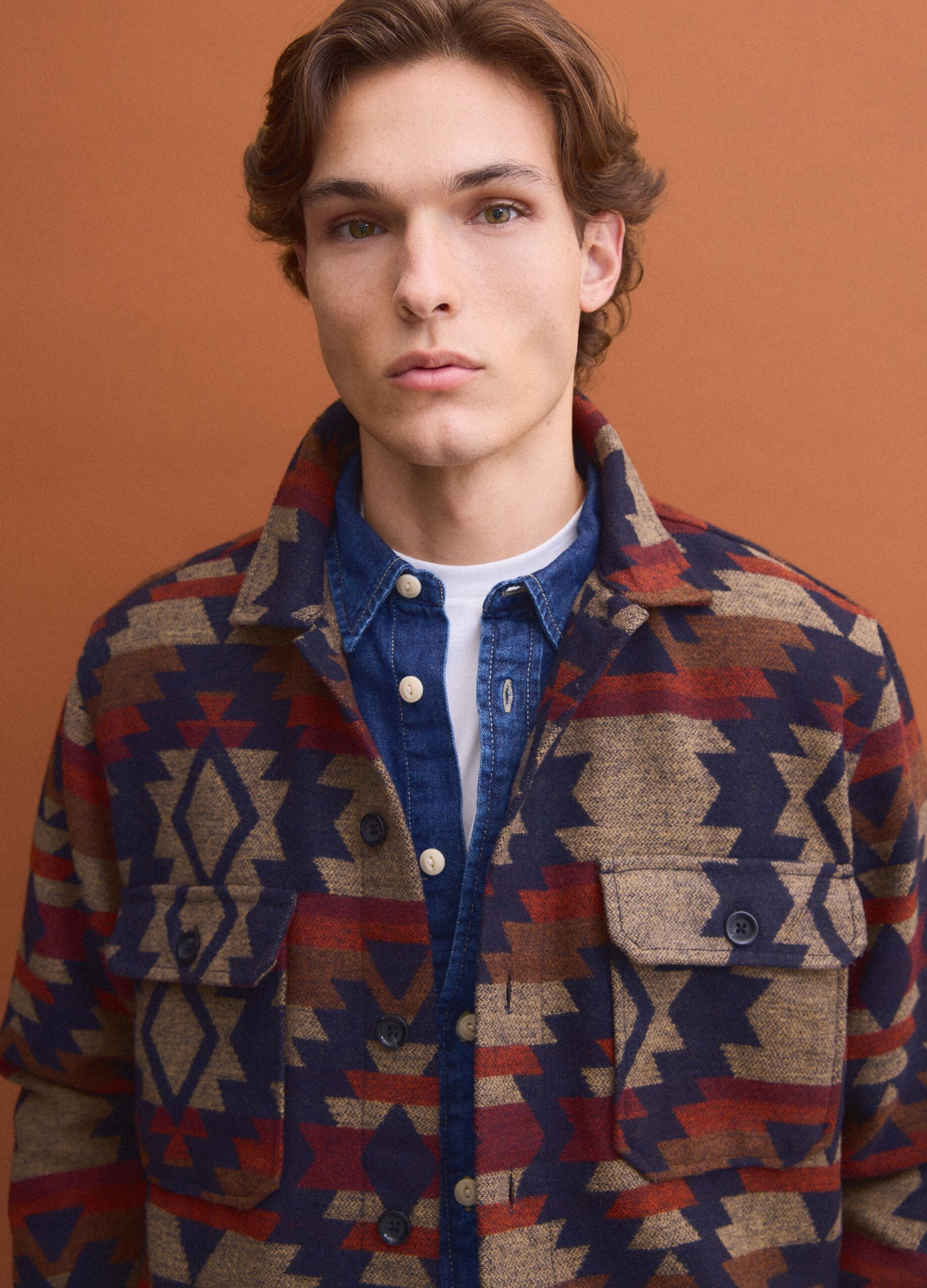 Shacket multicolor bowling over fit con fantasia geometrica