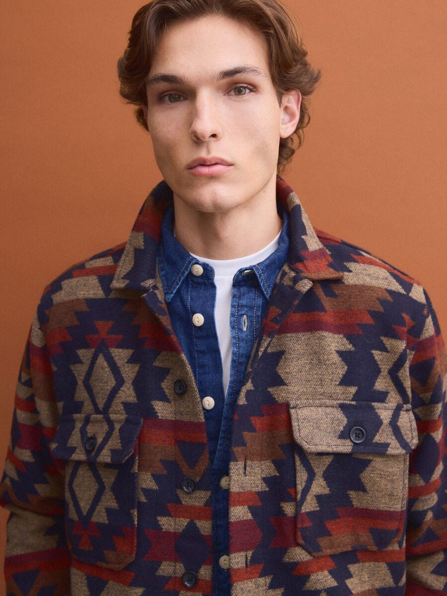 Shacket multicolor bowling over fit con fantasia geometrica_1