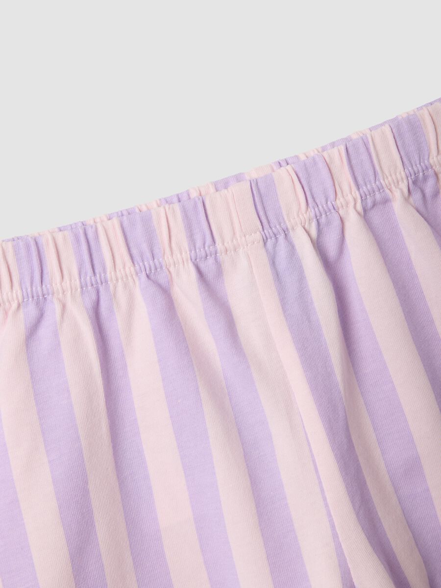 Pigiama rosa in cotone organico con pantaloncini a righe_2