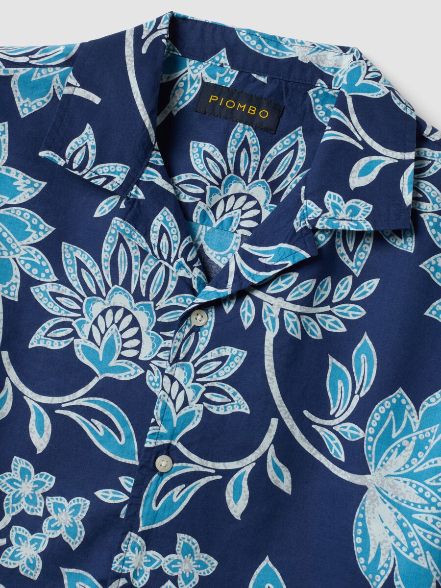 Camicia blu in cotone organico a maniche corte con stampa floreale_1