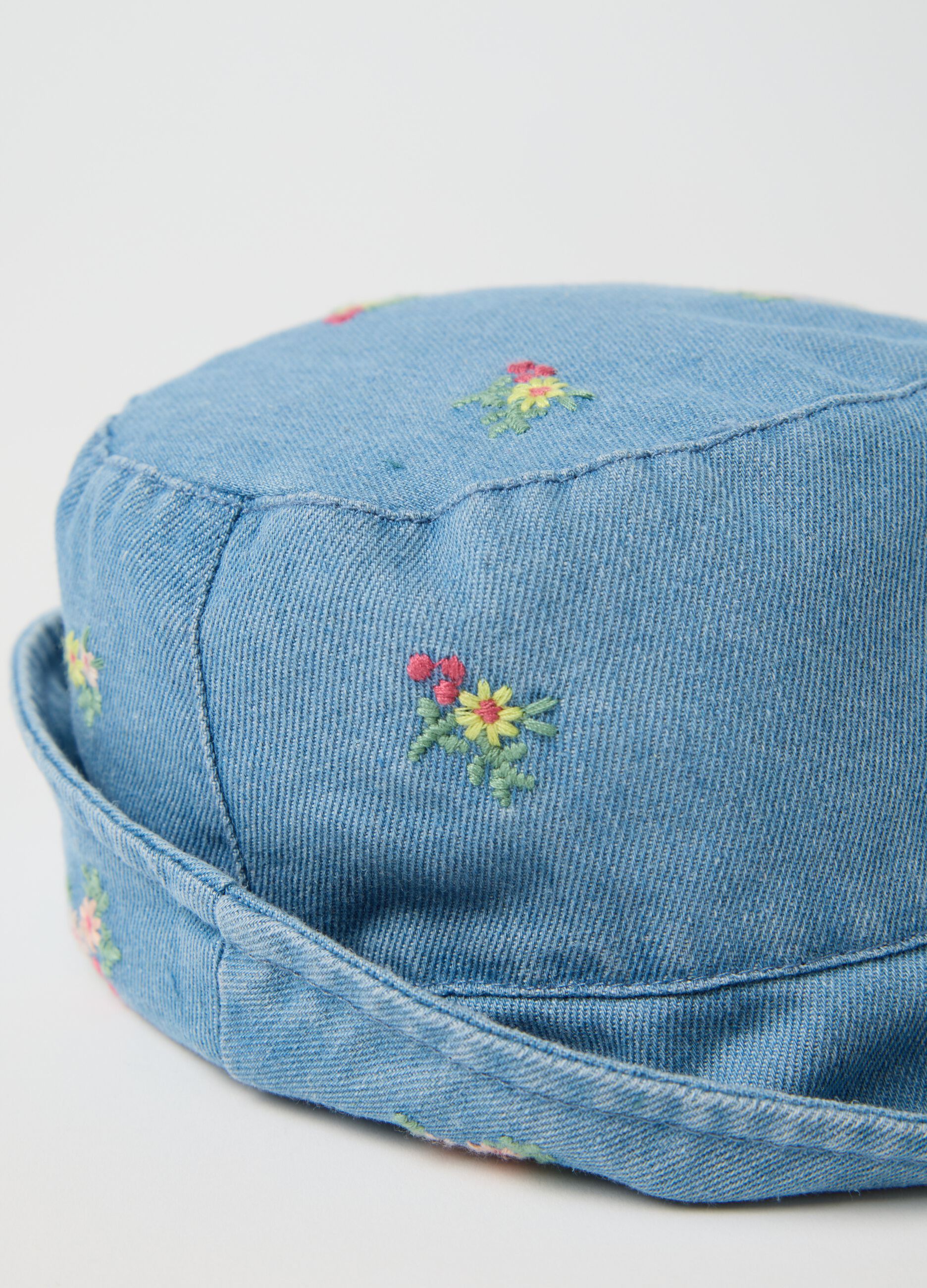 Cappello a secchiello denim con ricami floreali