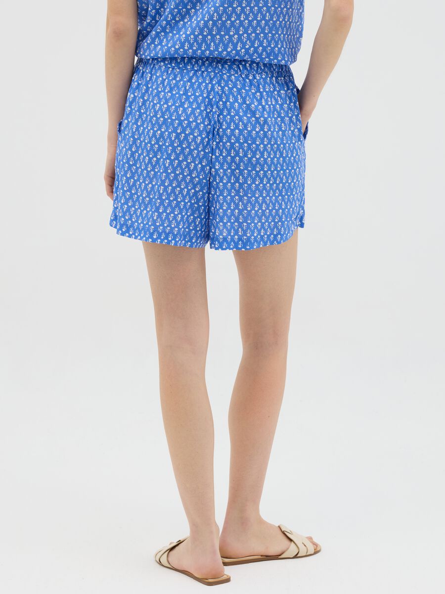 Light blue viscose shorts with ethnic pattern_3