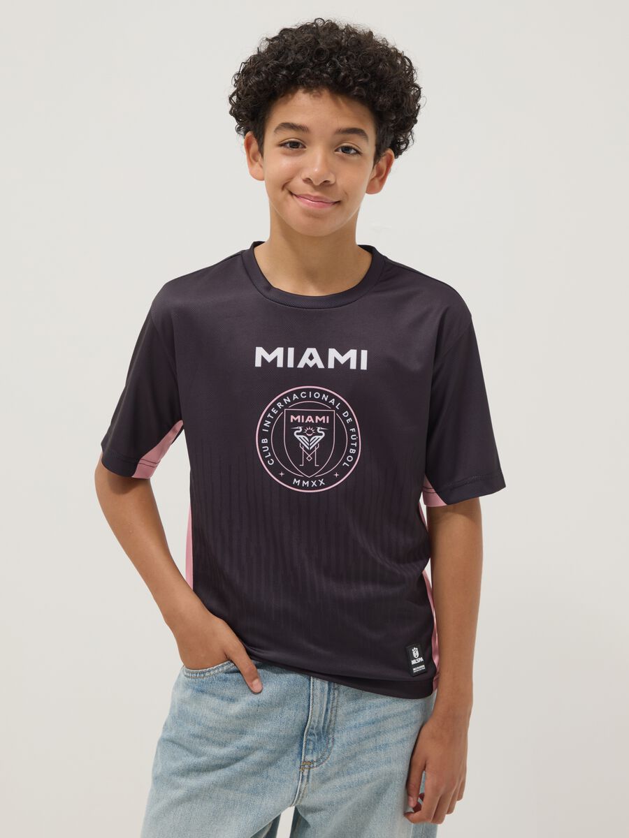 T-shirt nera a maniche corte con dettagli rosa regular fit_0