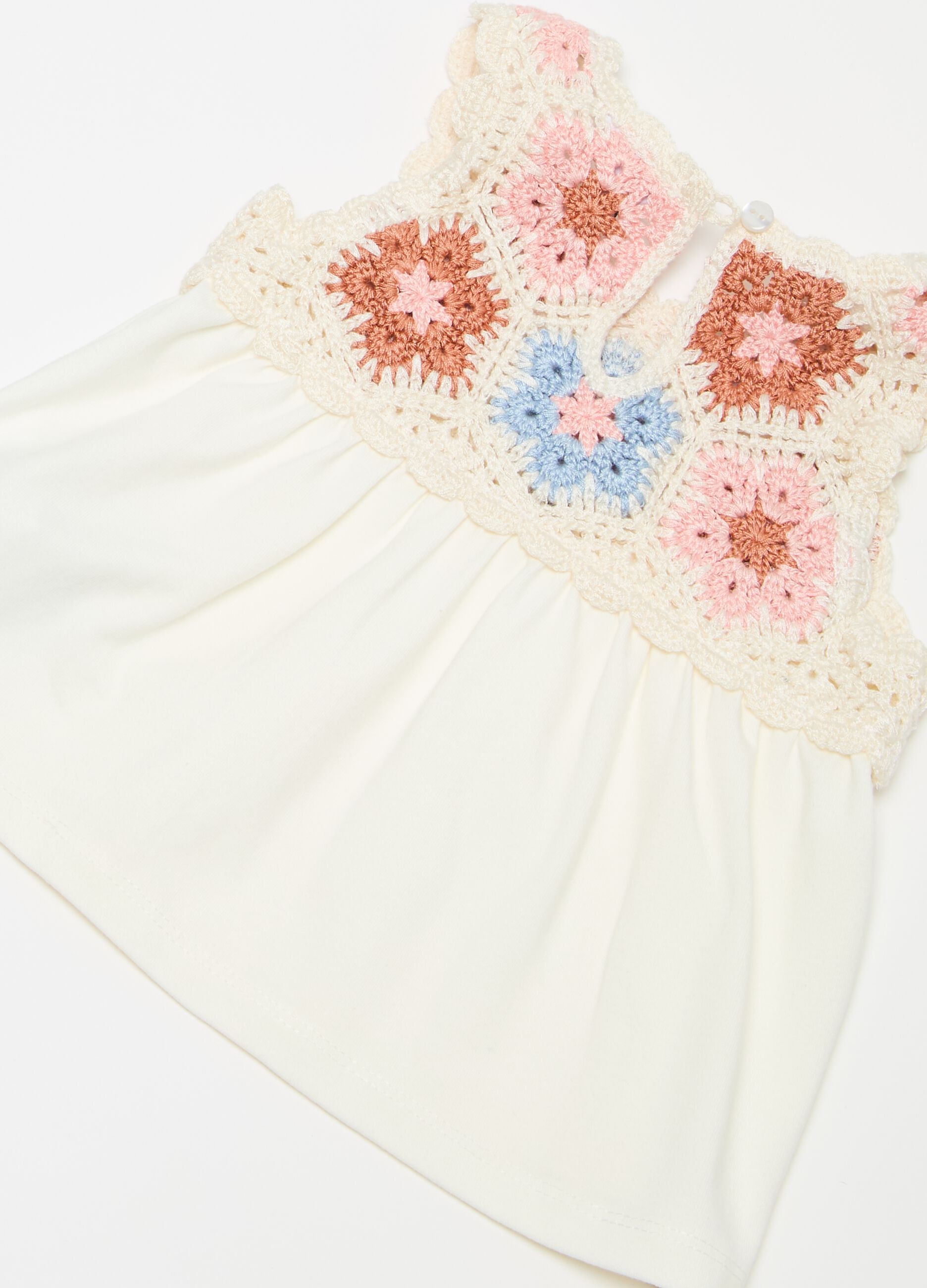 Set tank top con lavorazione crochet e shorts