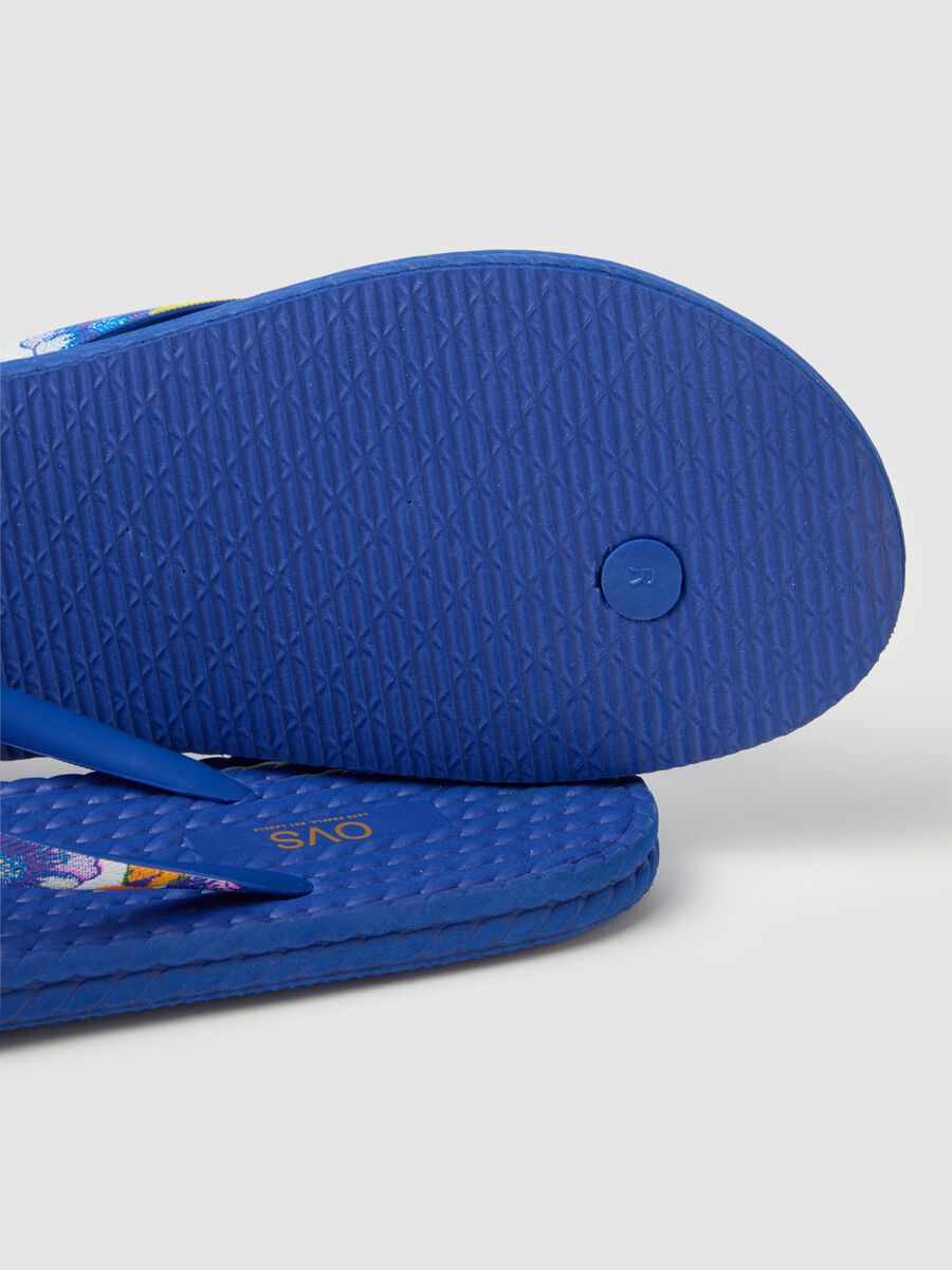 Women's flip-flops in blue with patterned straps_2