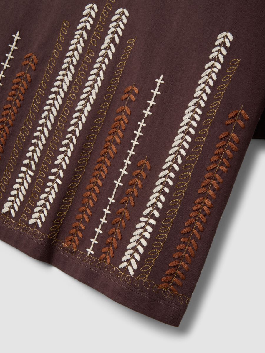 T-shirt in puro cotone marrone regular fit con ricami_5