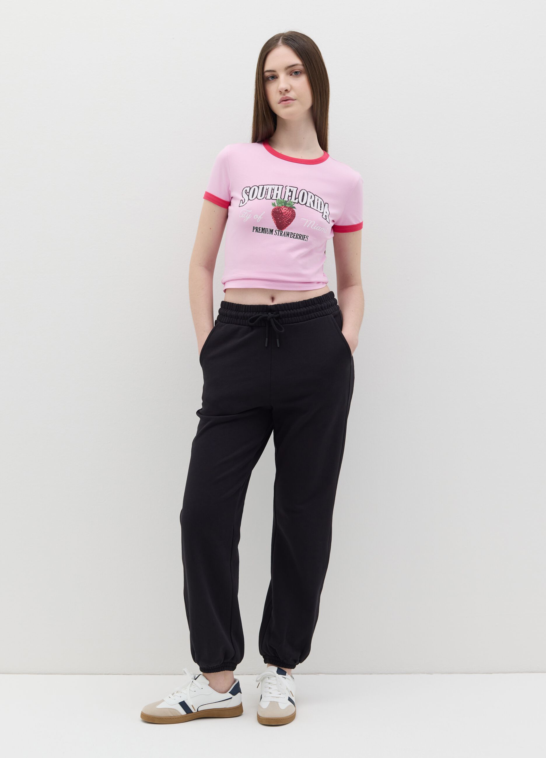 T-shirt con profili a contrasto e stampa