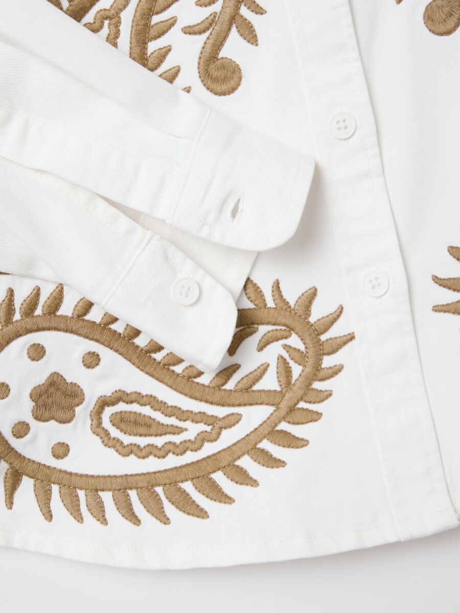 White shirt with paisley embroidery_5