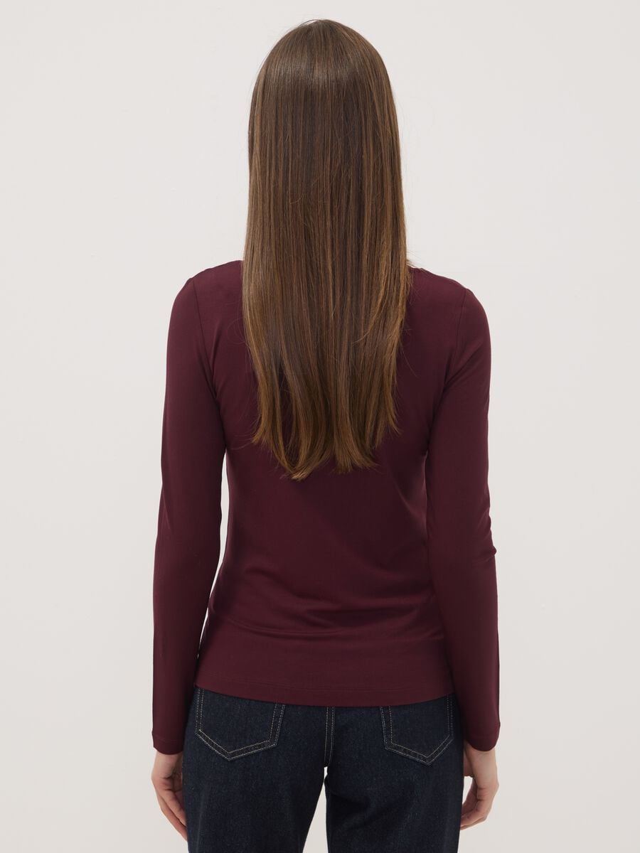 T-shirt viola in viscosa elasticizzata con girocollo slim fit_3