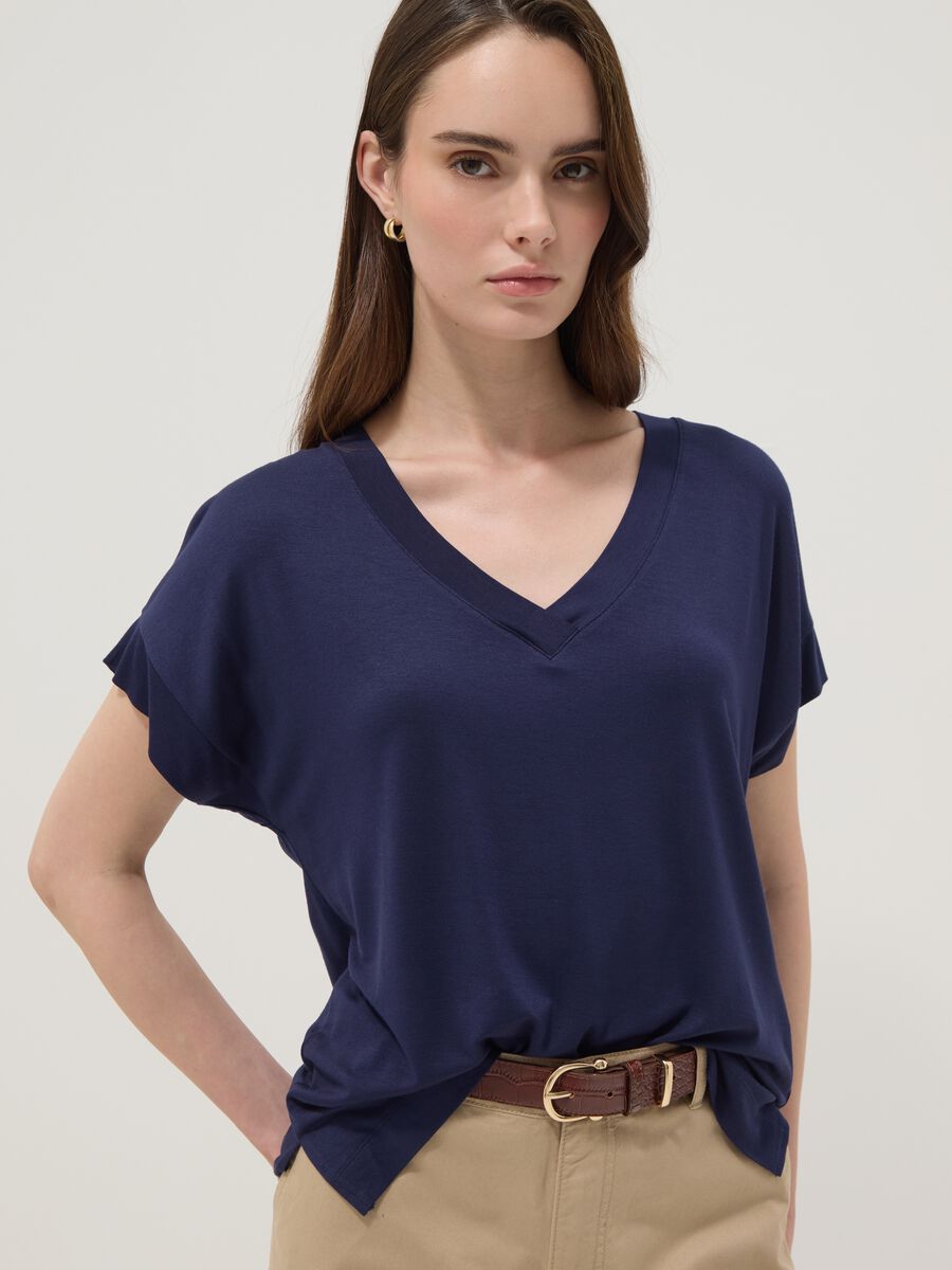 T-shirt blu in viscosa elasticizzato con scollo a V_0