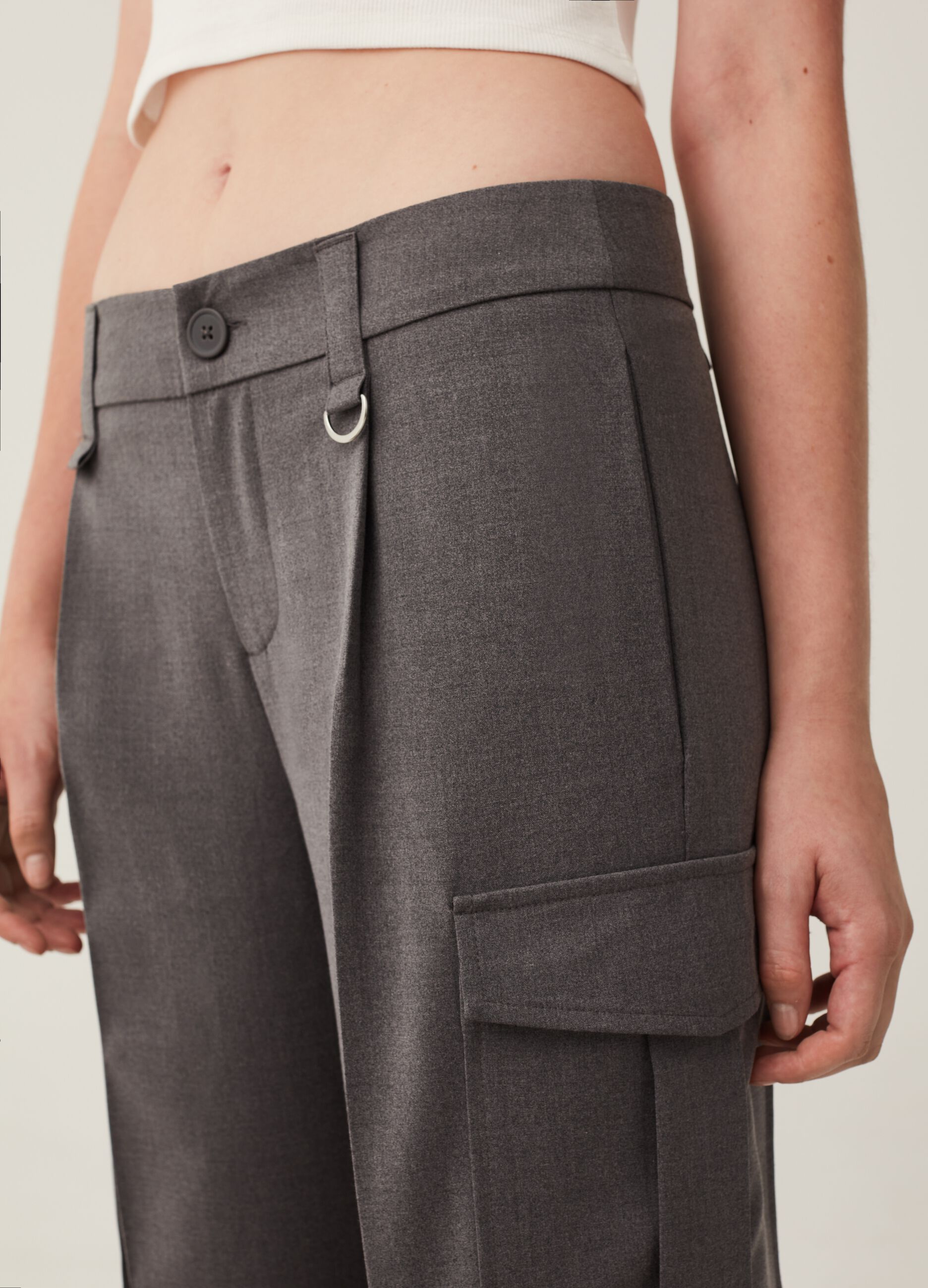 Pantaloni cargo con pinces_3