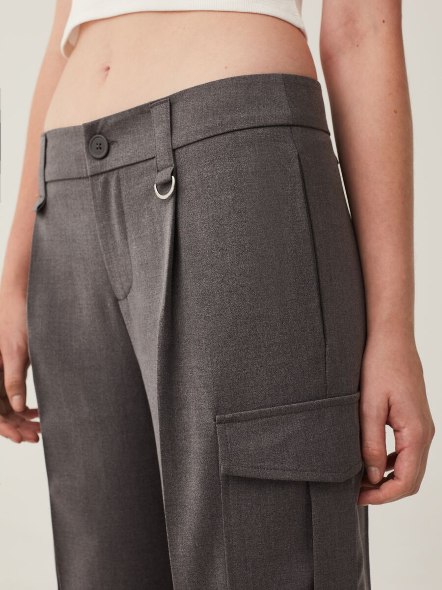 Pantaloni cargo con pinces_3