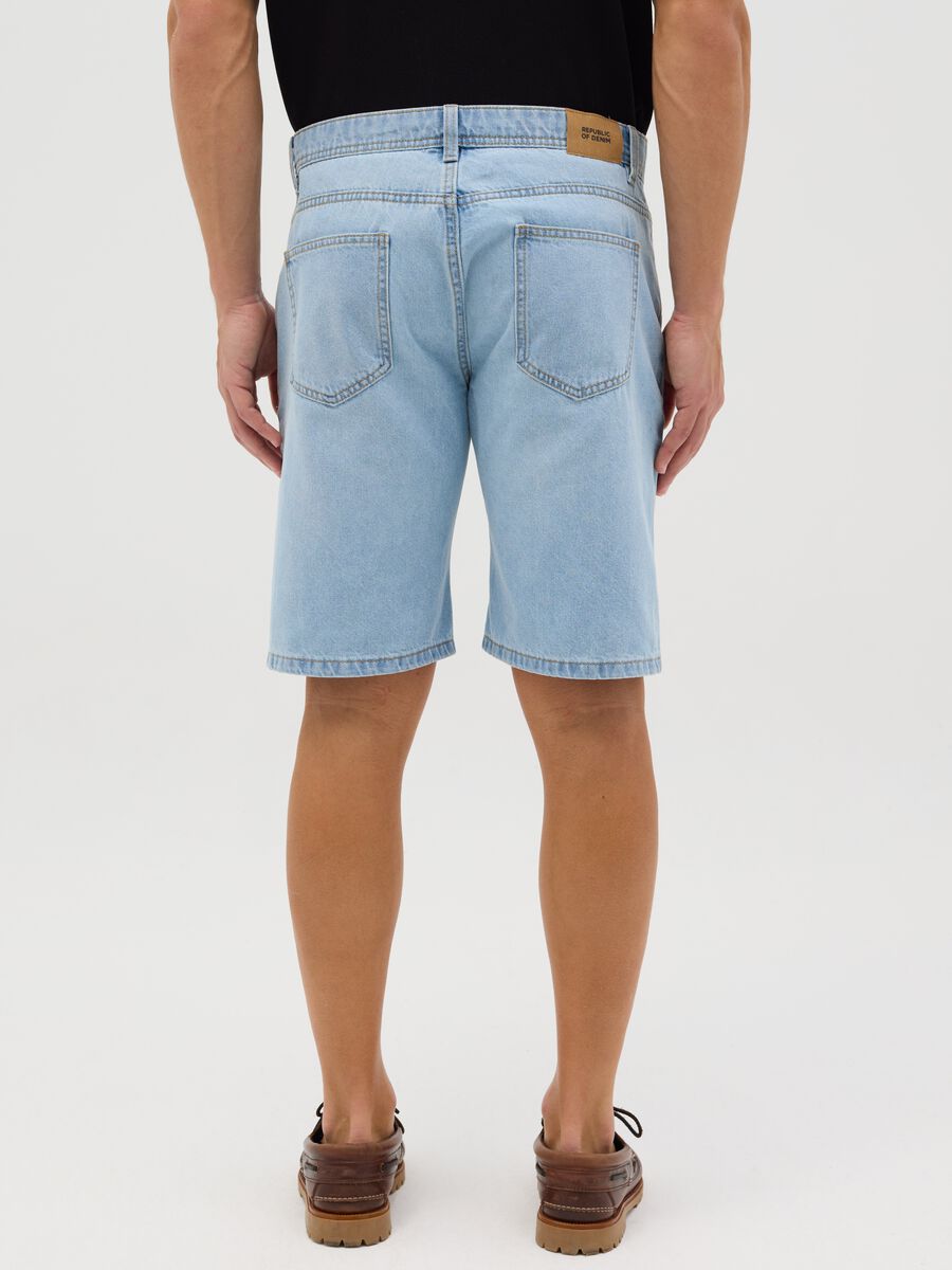 Sky blue slim-fit Bermuda shorts in denim_3