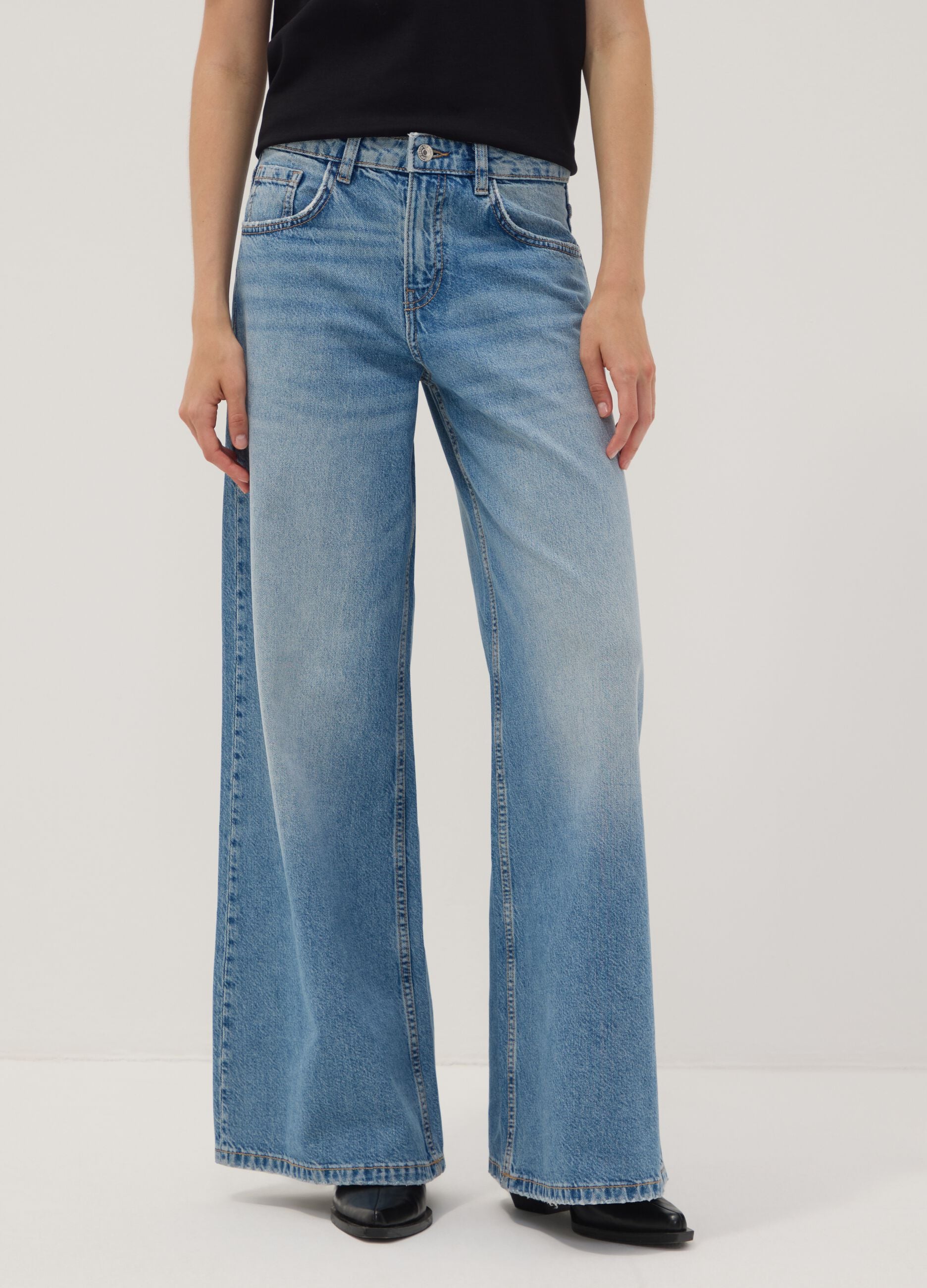 Light blue wide-leg jeans in pure cotton