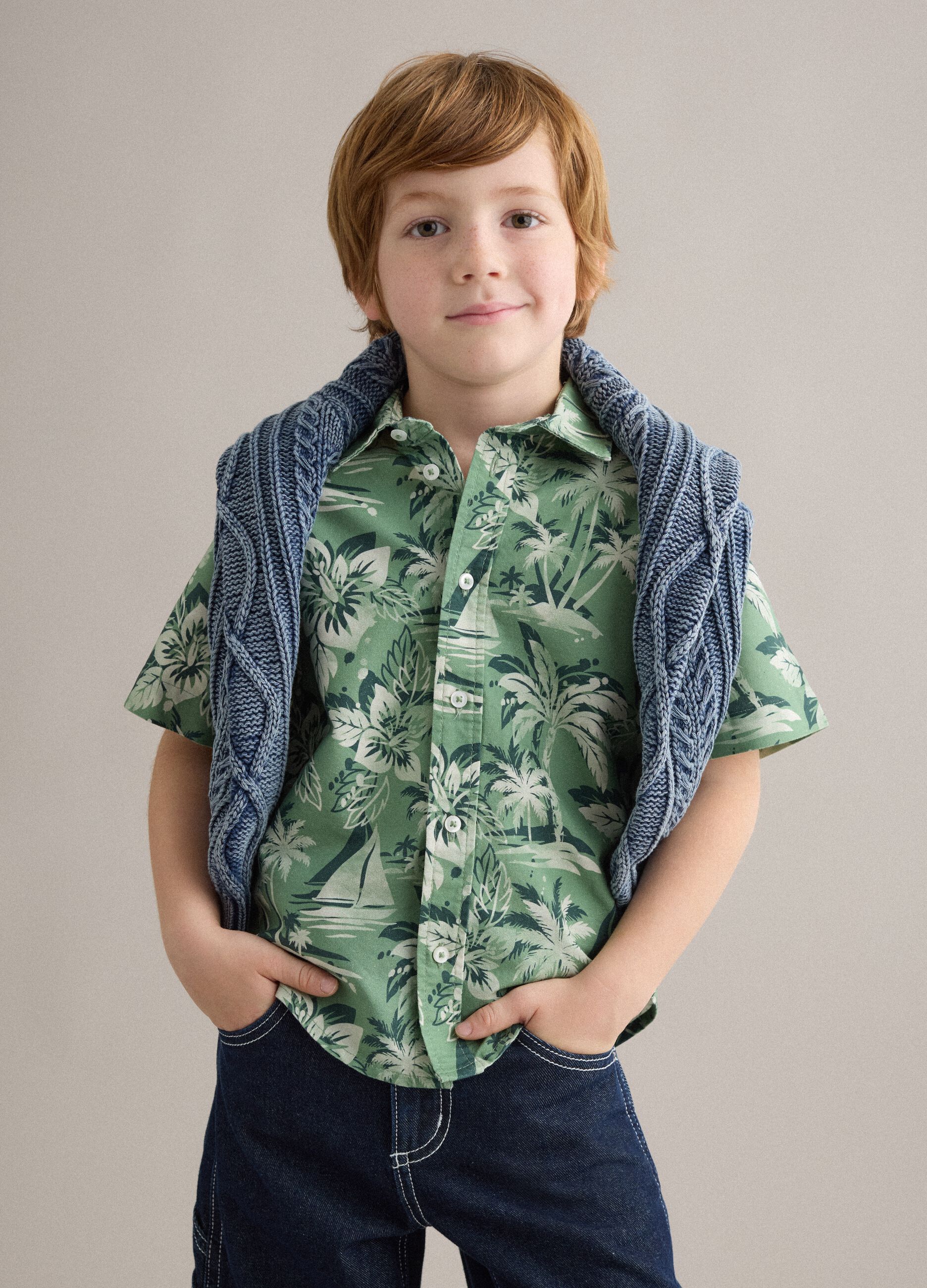 Camicia verde in puro cotone con stampa tropicale over fit