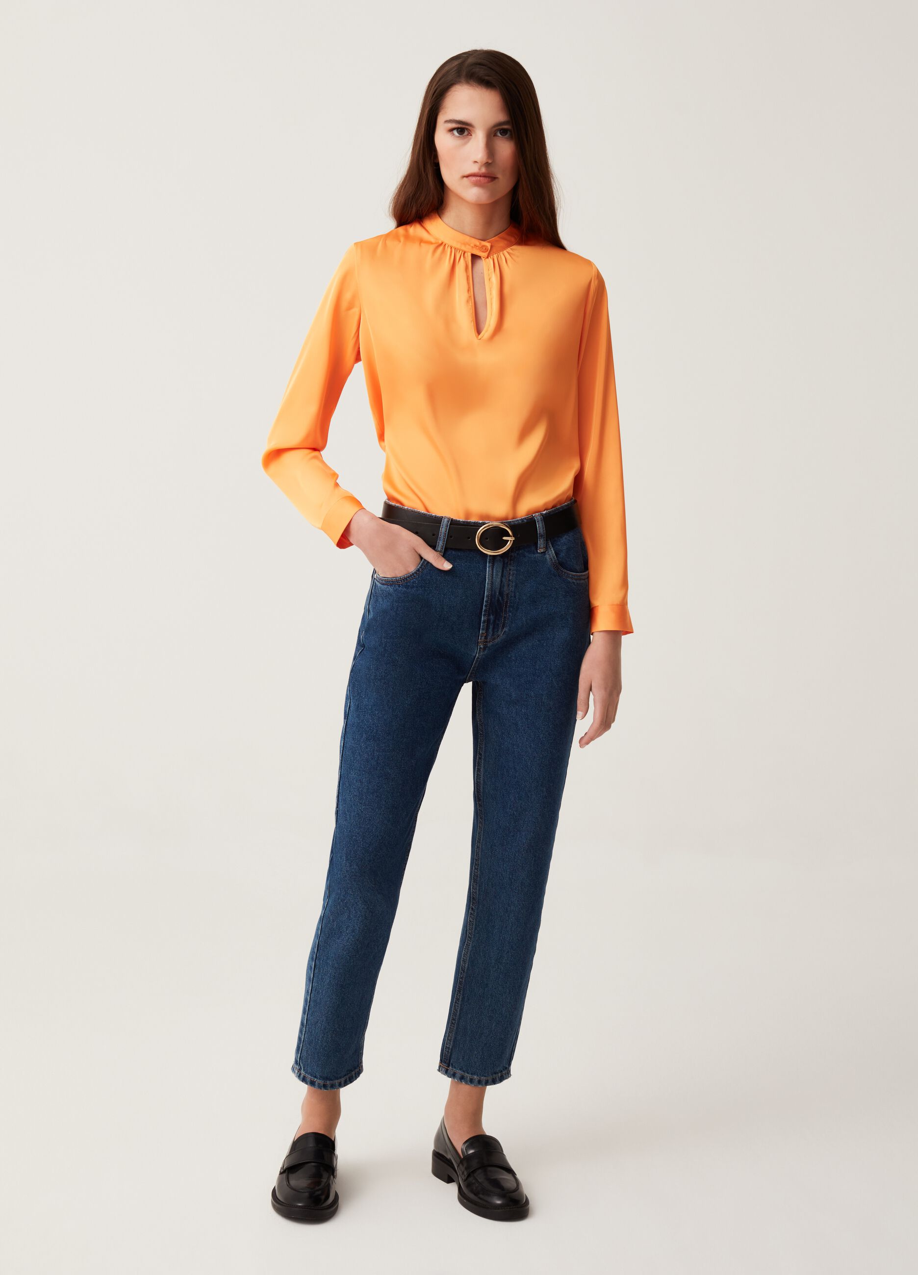 Blusa in satin con bottone al collo_0