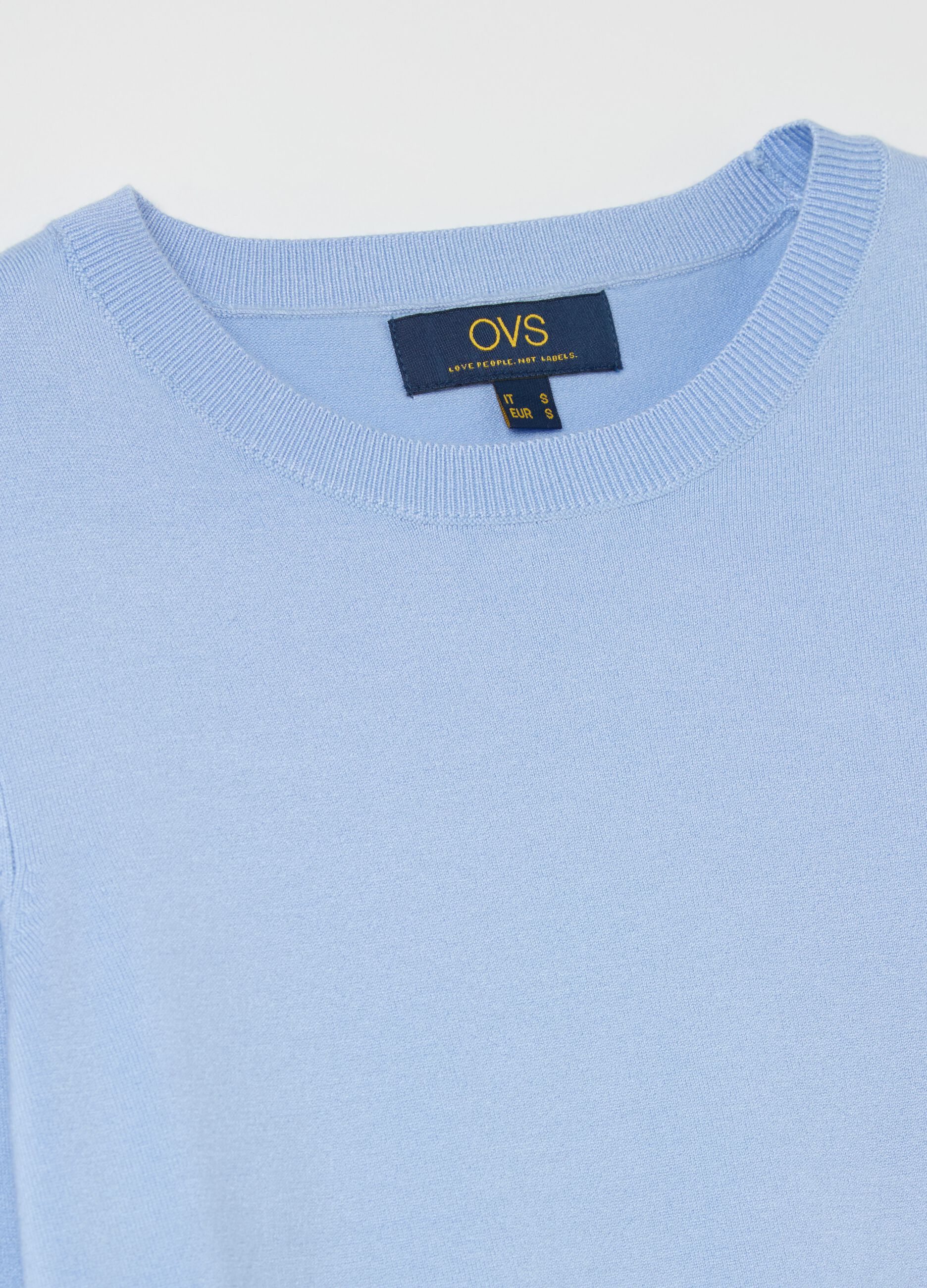 Top with round neck and long sleeves