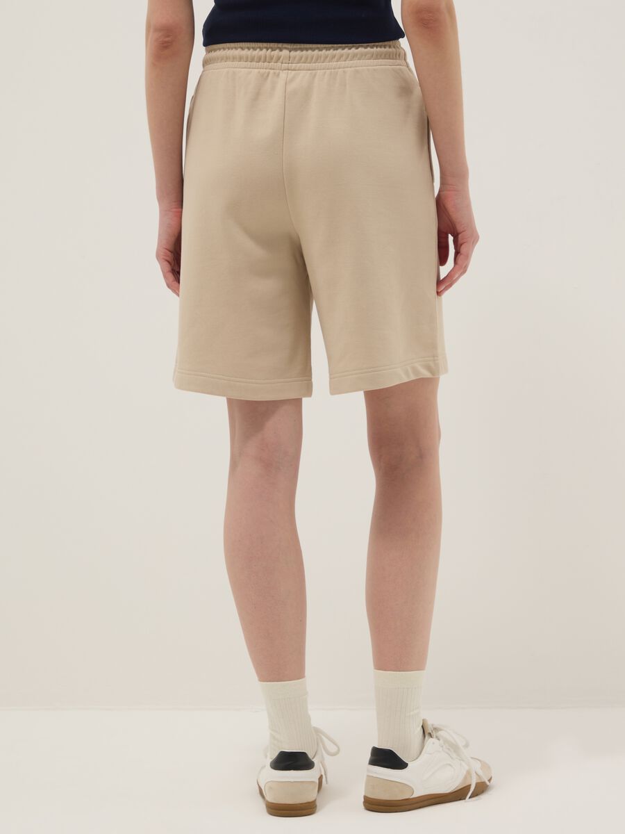 Short in misto cotone beige regular fit con vita elasticizzata_2