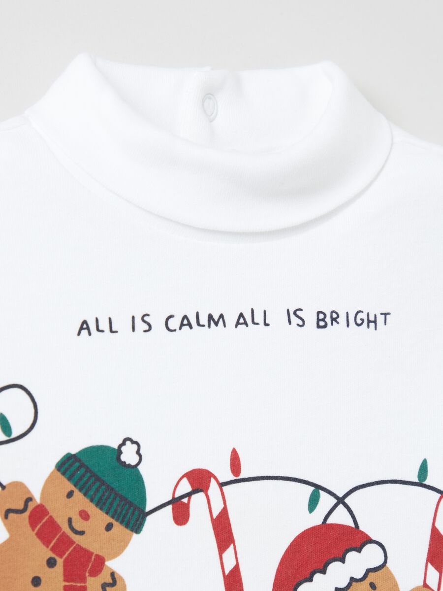 T-shirt a collo alto con stampa natalizia_2