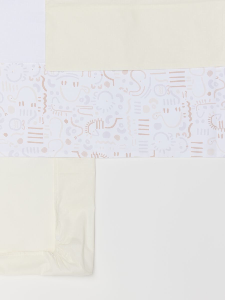 Three-piece white cotton crib set with ethnic style print_1