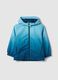 Giacca impermeabile azzurra regular fit con cappuccio e zip da bambino_0