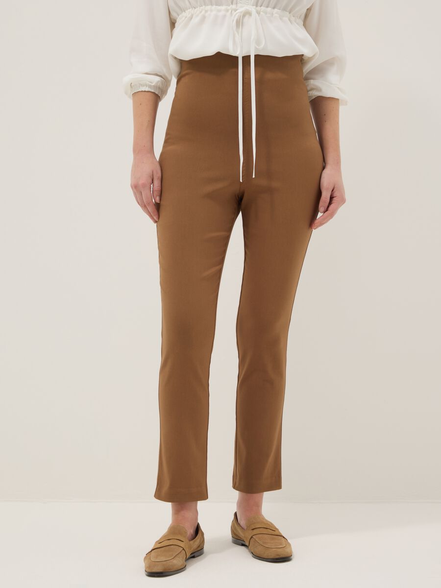 Pantaloni slim premaman marroni in viscosa elasticizzata_1