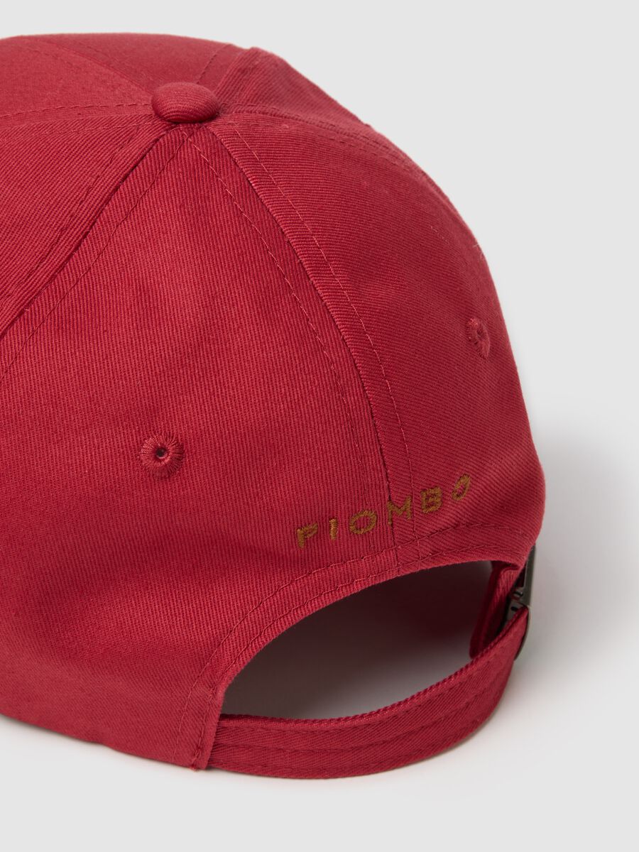 Red pure cotton cap with adjustable visor and embroidered P_1