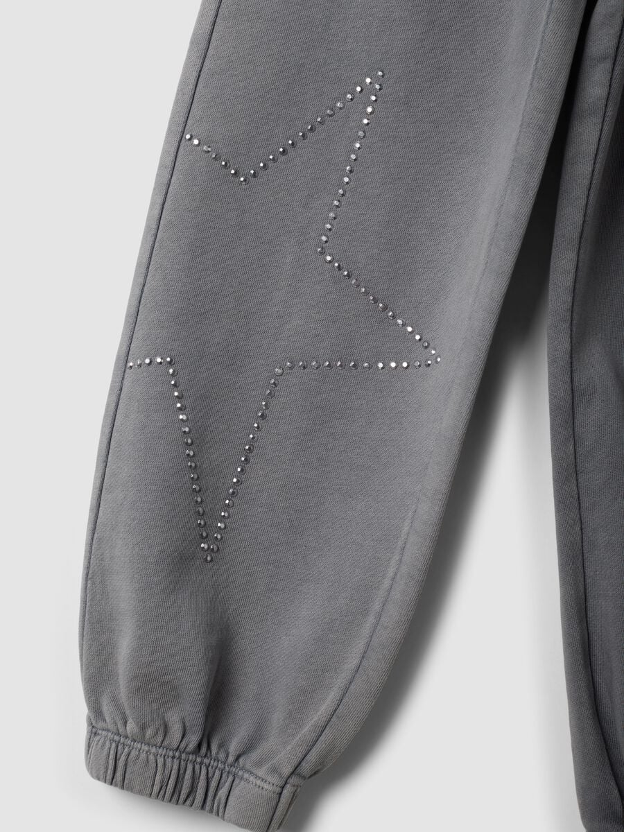 Pantaloni jogger grigi in puro cotone con strass per bambina_3