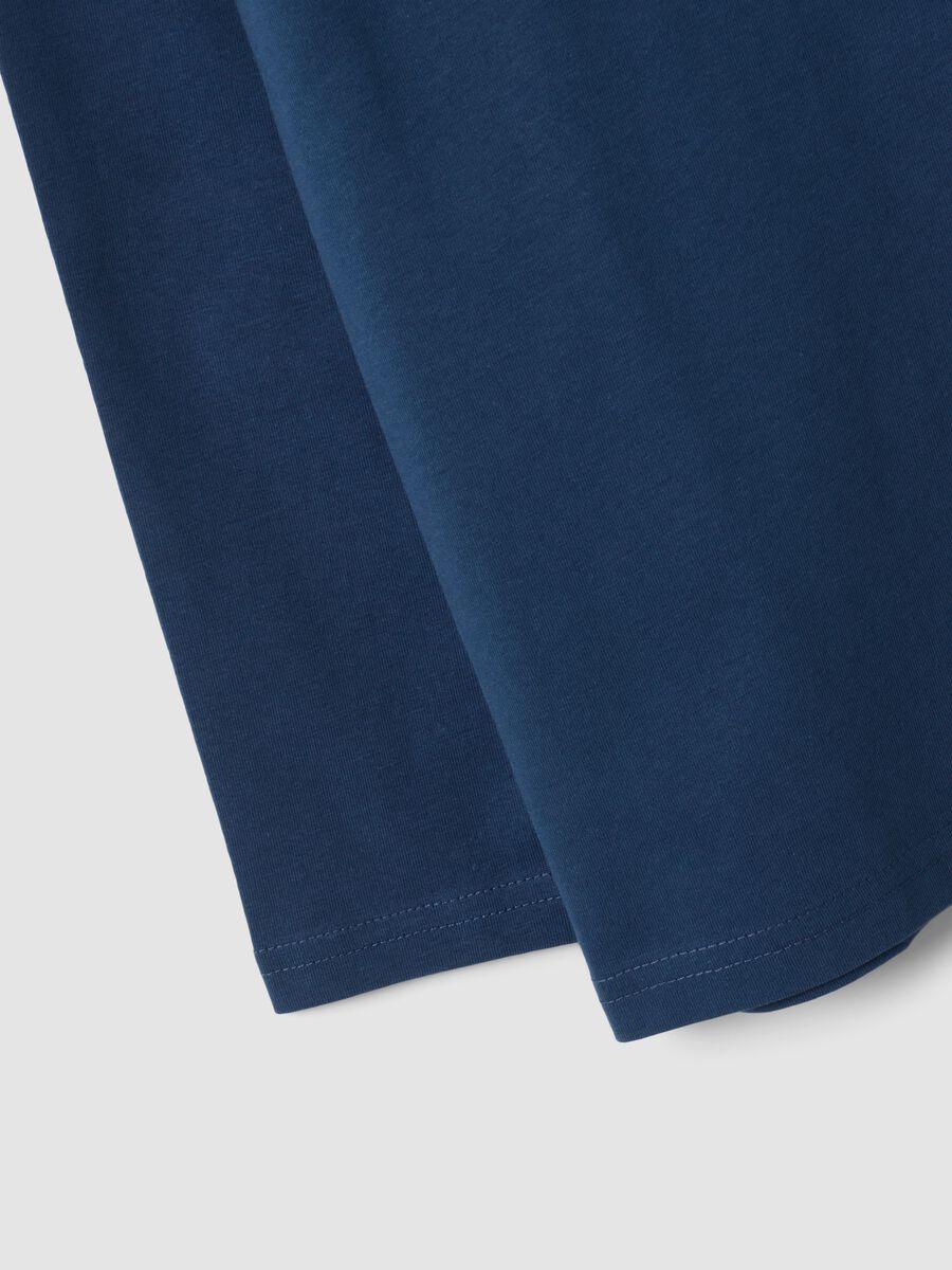 T-shirt blu in puro cotone a maniche lunghe con stampa sul petto per bambino_2
