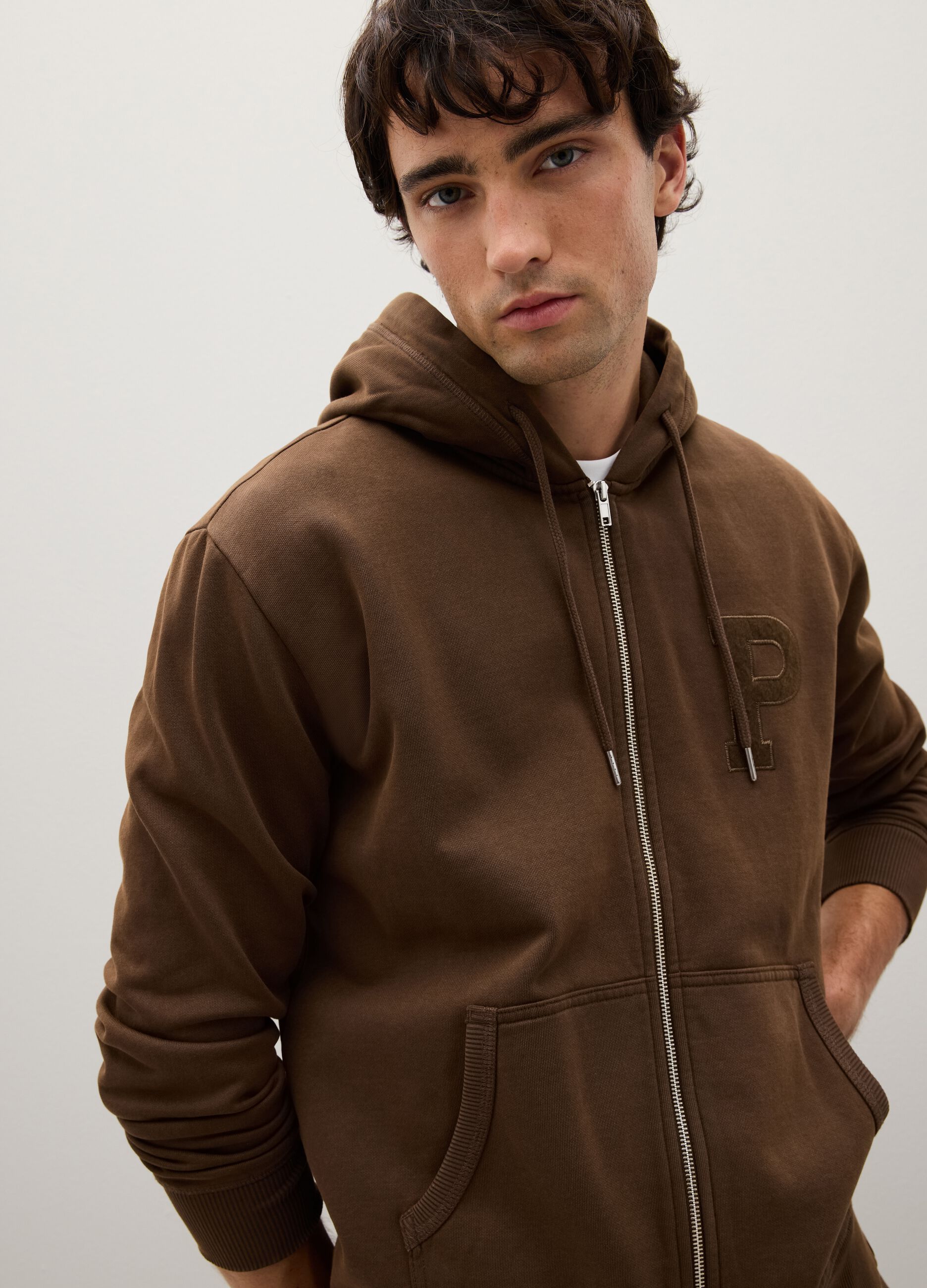 Felpa marrone con cappuccio e zip 