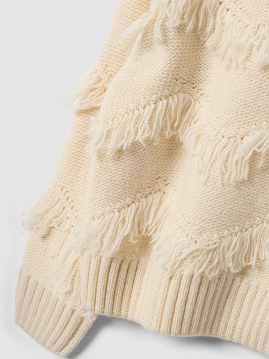 Maglia beige in maglia rasata con frange e girocollo per bambina_2